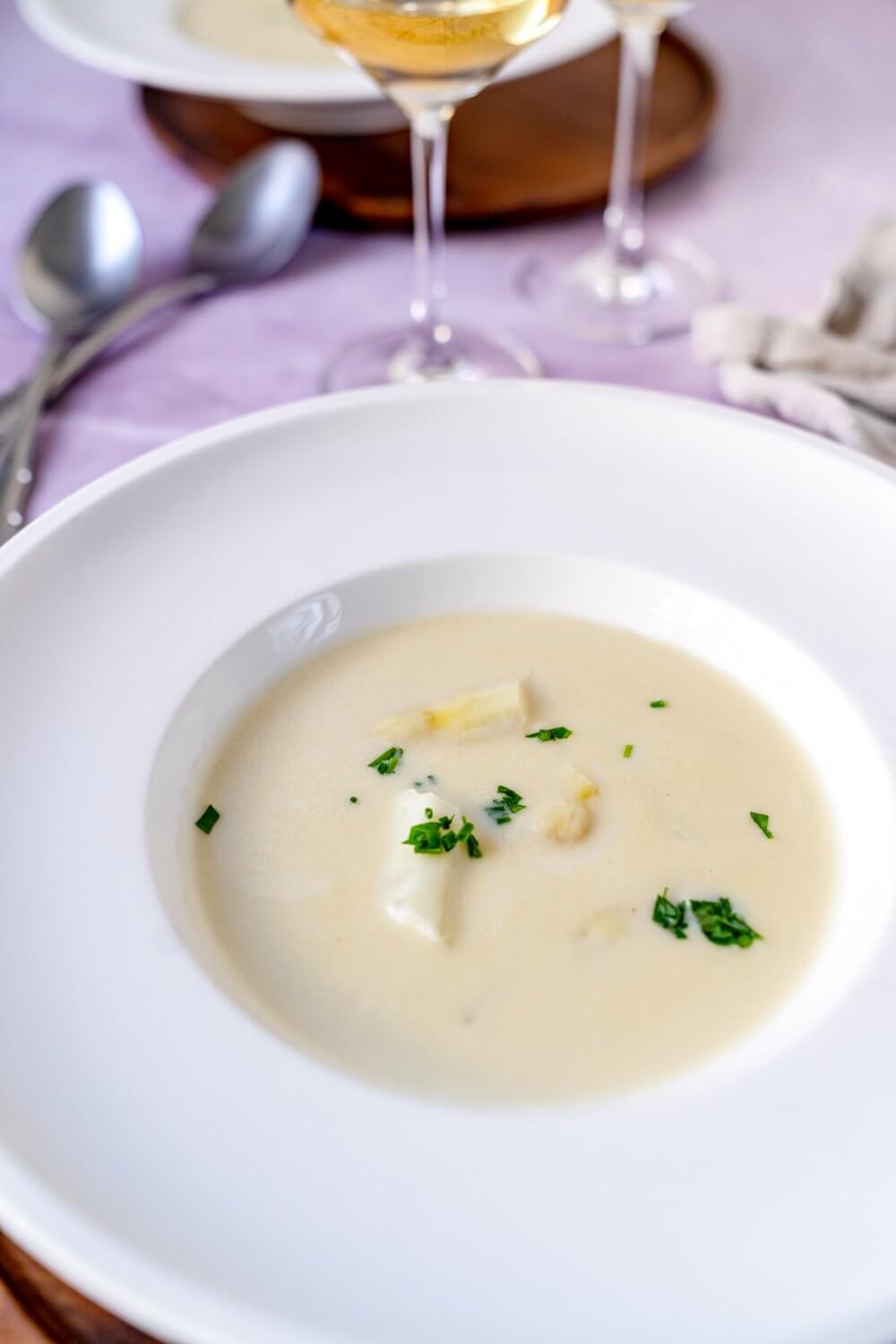Spargelcremesuppe ist wohl eins der klassischten Gerichte der deutsche Küche.