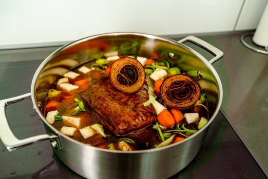 Nun darf das westfälische Zwiebelfleische etwas vor sich hinschmoren. 