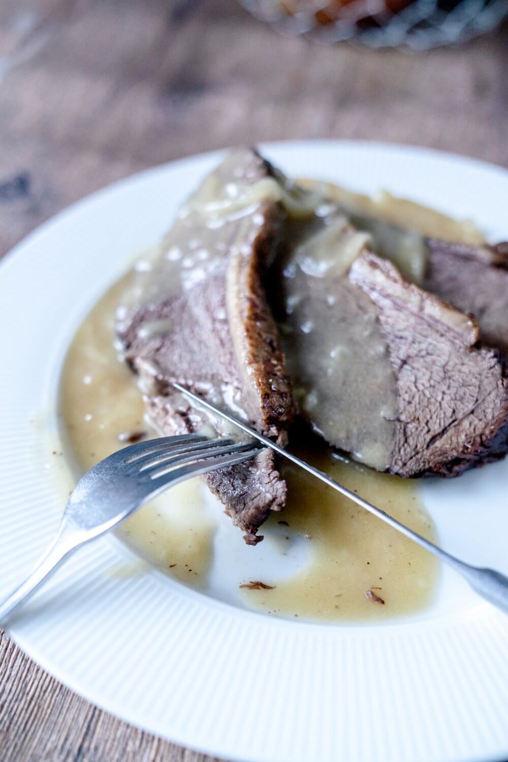Die leckere Zwiebelsoße rundet das Gericht perfekt ab.