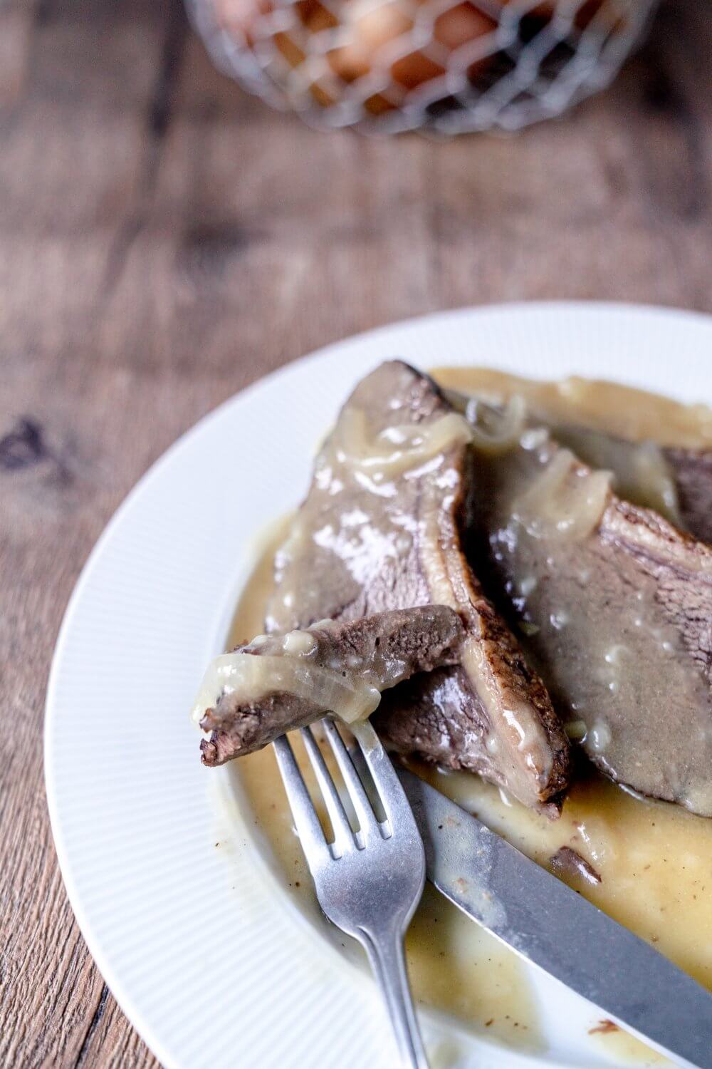 Probiert das westfälische Zwiebelfleisch unbedingt aus, egal ob ihr Schmorgericht-Fans seid oder erst noch werdet.