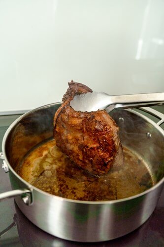 Für das westfälische Zwiebelfleisch heißt es erst einmal richtig braten.