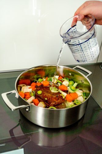 Verwendet auf jeden Fall genug Wasser damit das westfälische Zwiebelfleisch nicht direkt in die Pfanne einbrennt.