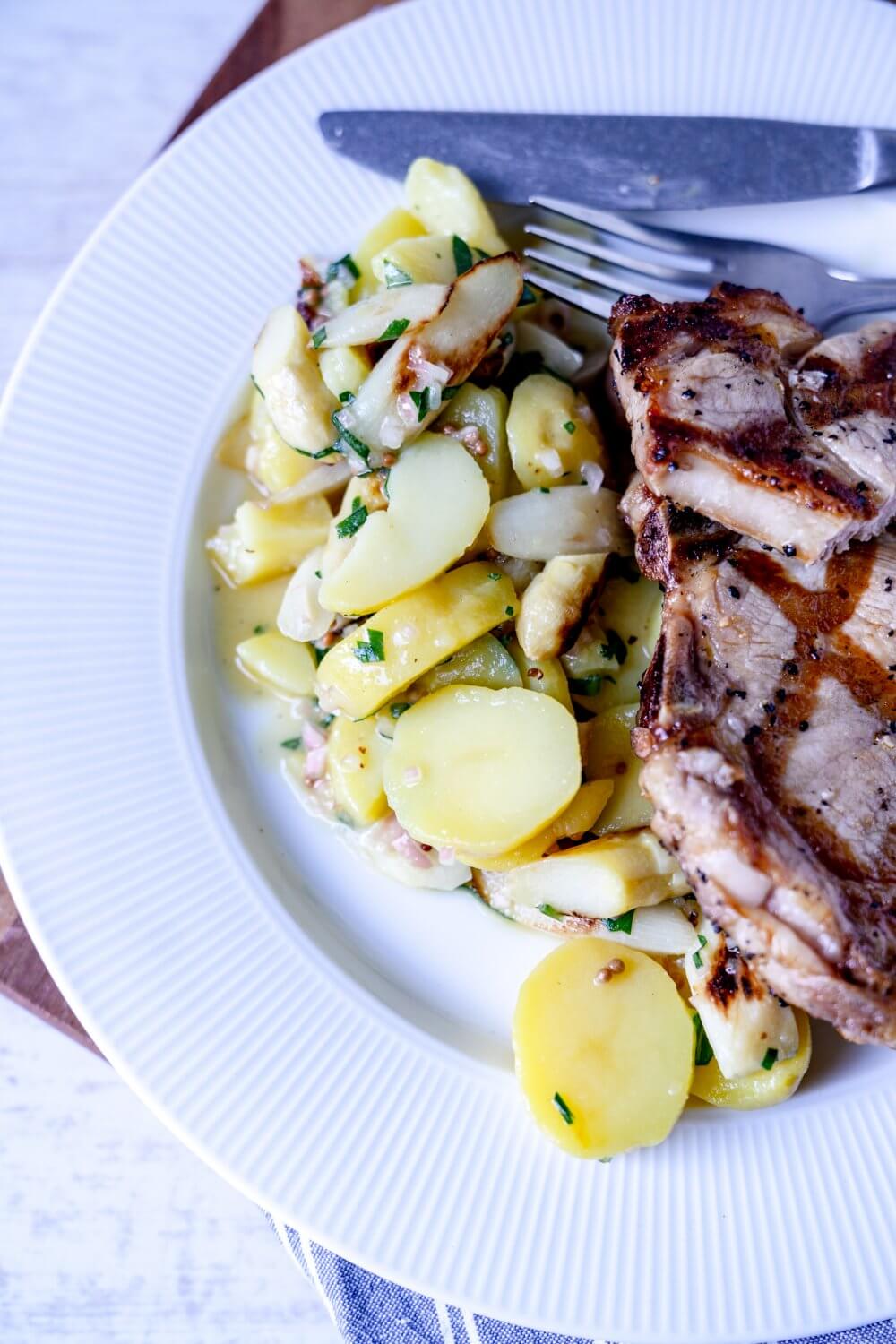 Kartoffel-Spargel-Salat passt hervorragend zu Kalbskoteletts.