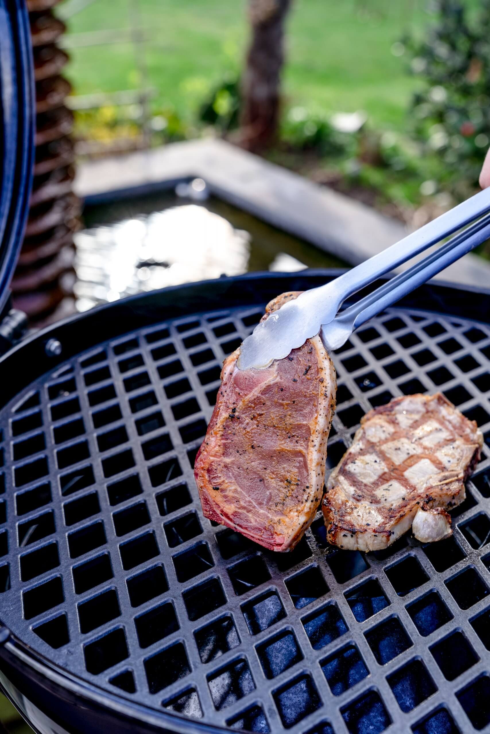 Durch die Zubereitung auf dem Grill bekommt das Fleisch sein typisches Muster.