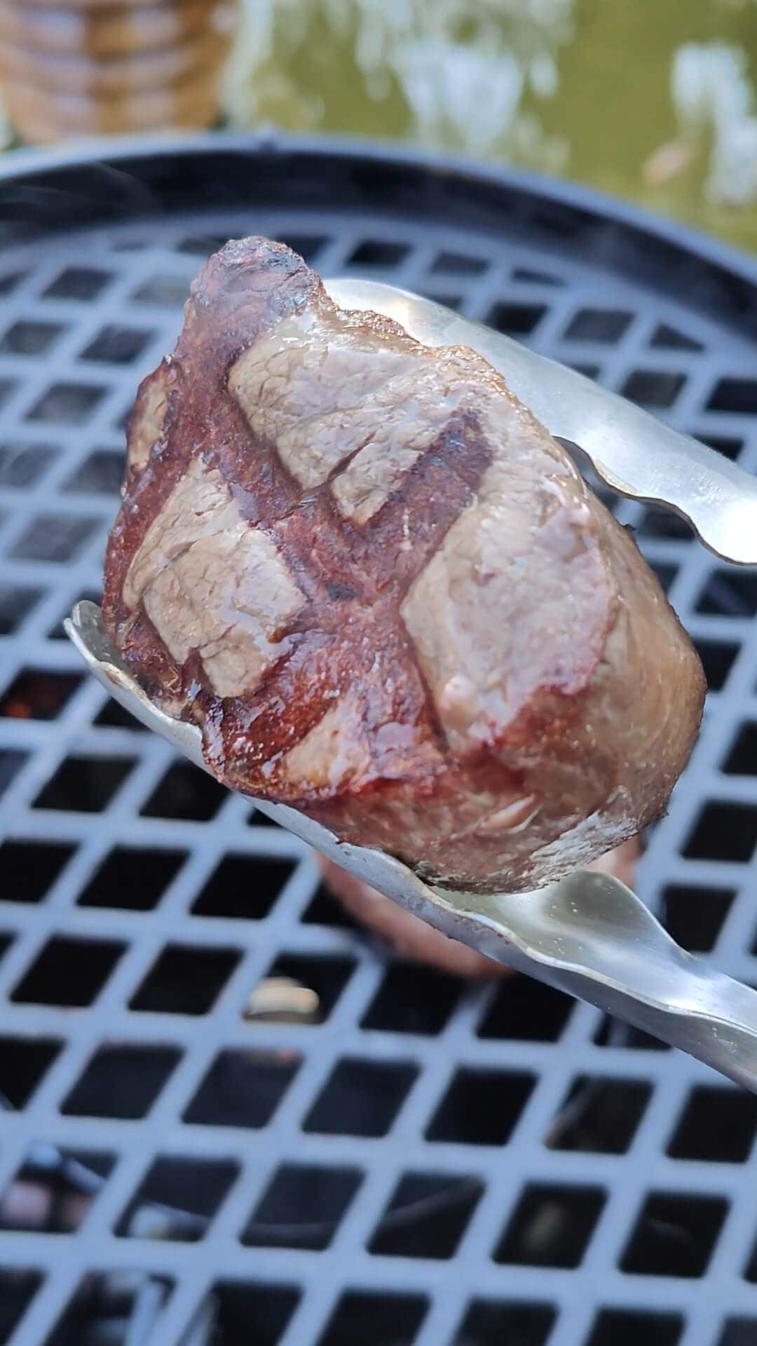 Das Fleisch bekommt von dem Grill ein tolles Muster.