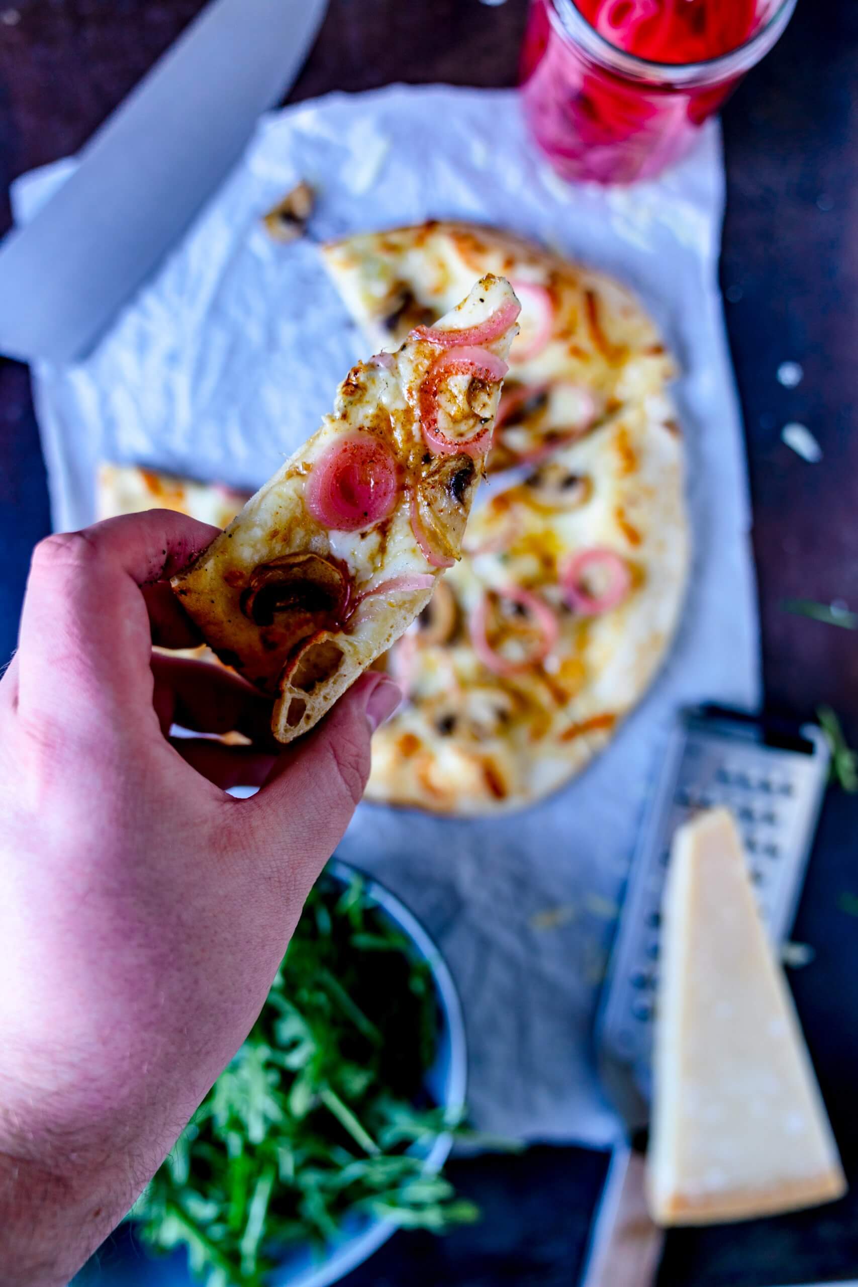 Wir haben für die Pizza Bianco frischgeriebenen Parmesan verwendet.