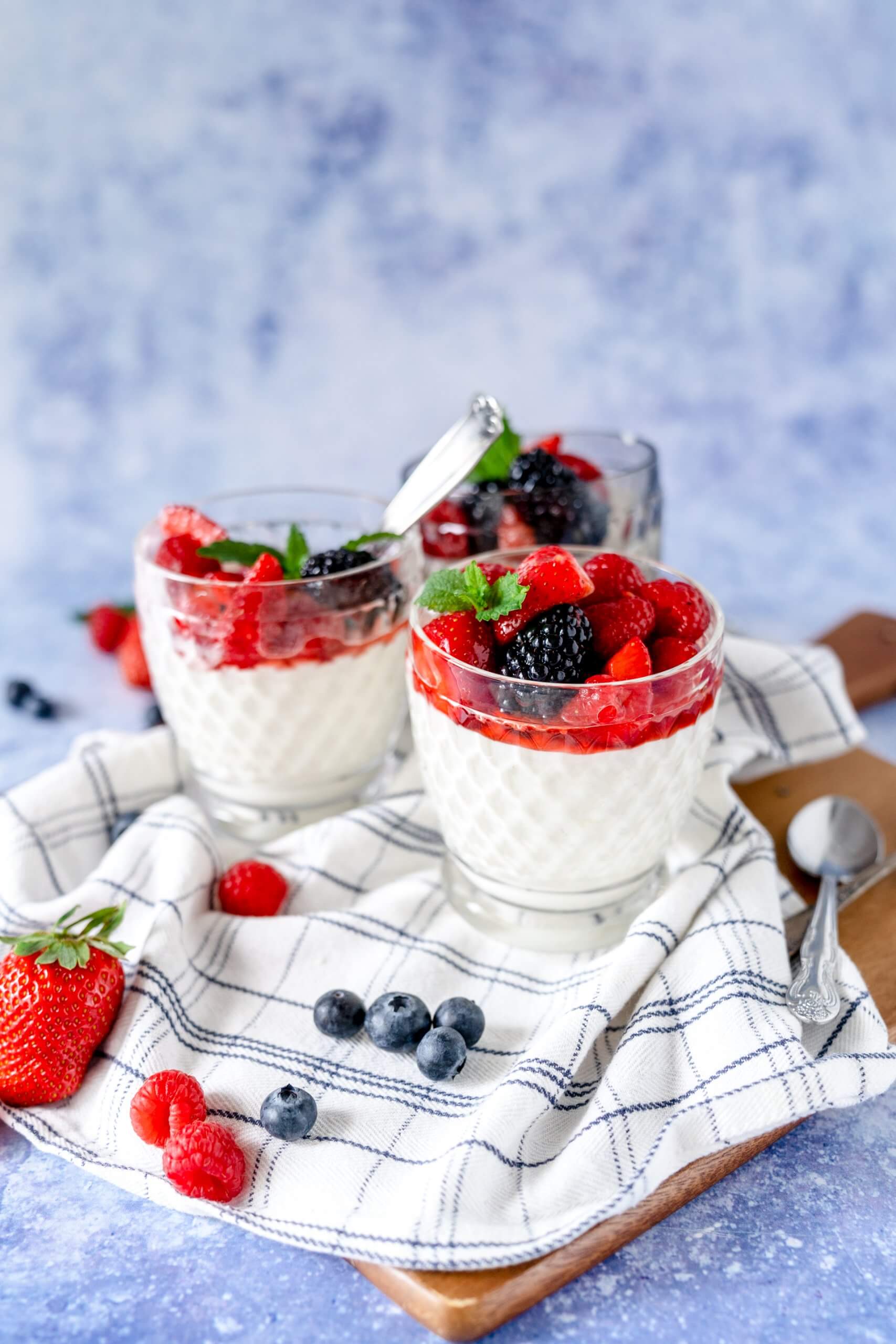 Die frischen Beeren und der Joghurt harmonisieren wirklich perfekt miteinander.