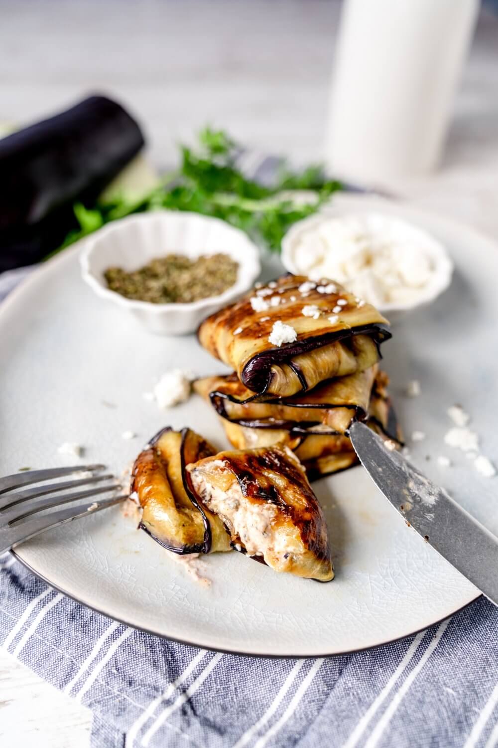 Die Auberginenpäckchen schmecken auch unseren Fleischliebhaber-Freunden.