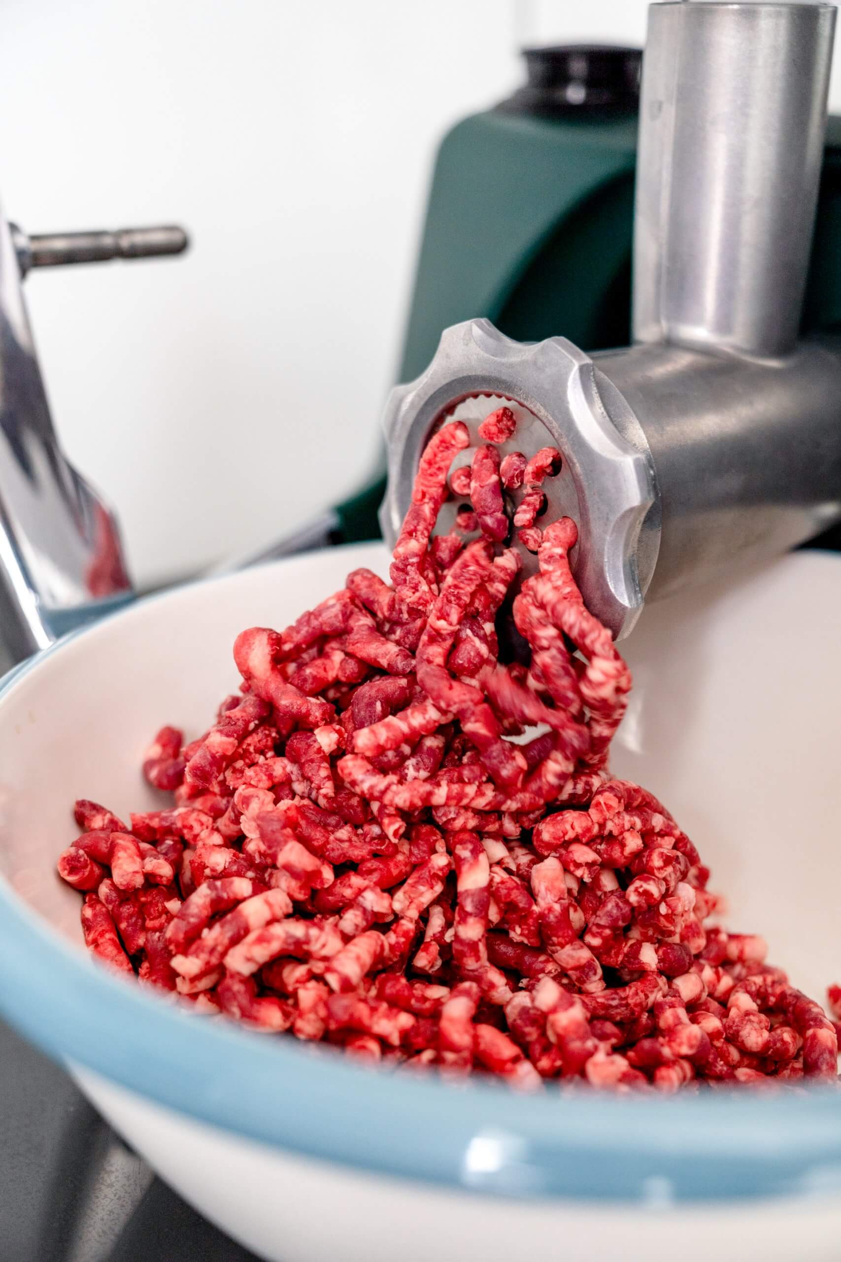 Kühlt unbedingt auch die Teile des Felischwolfs, die ihr für eure Burger Patties verwenden werdet.