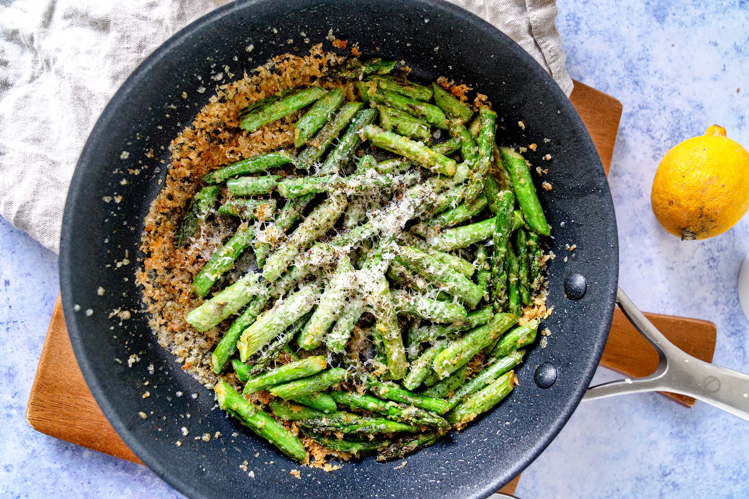 Etwas Panko, etwas Spargel, etwas Parmesan: Was für eine Kombi.
