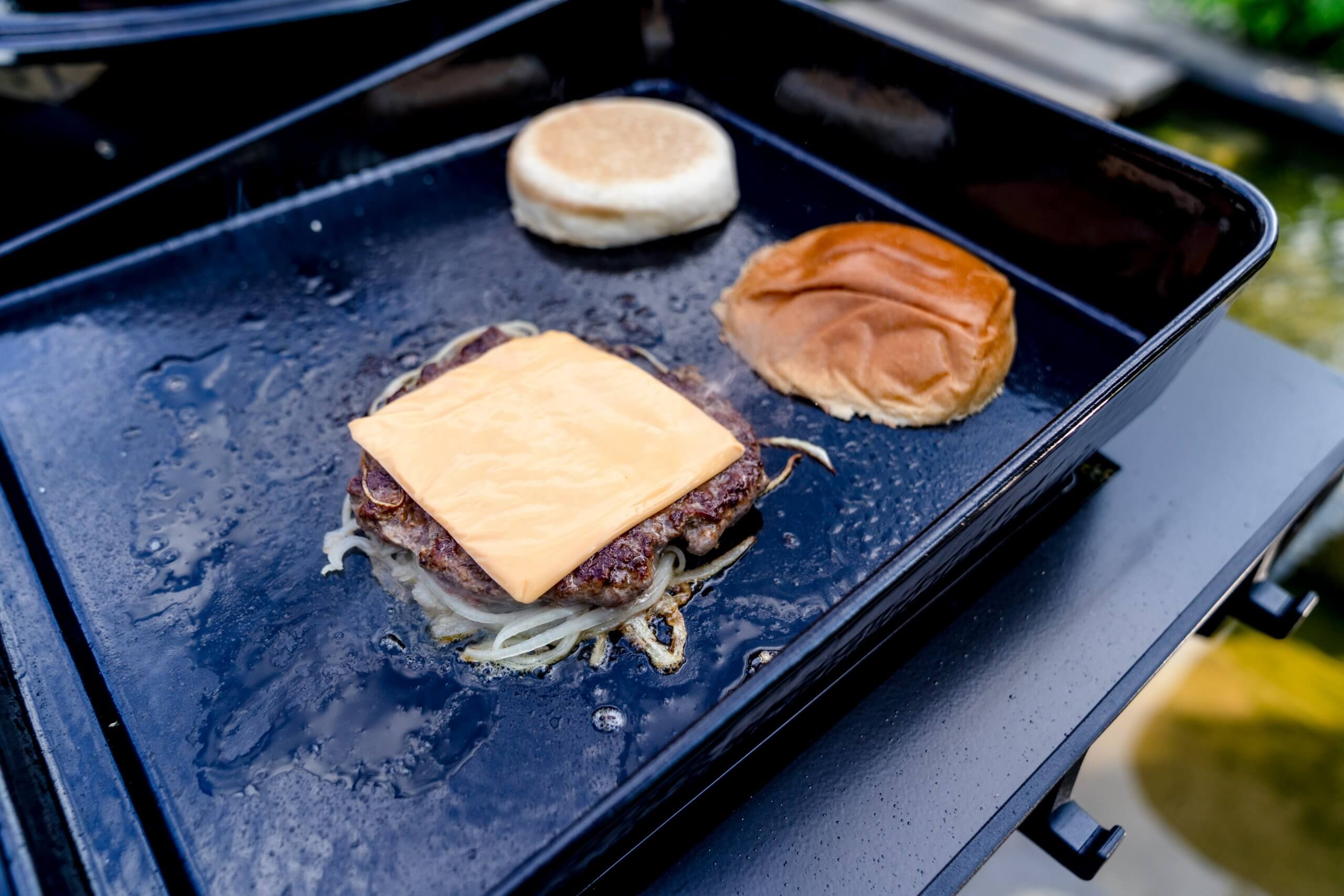 Lasst das Pattie auch mit dem Käse noch einige Minuten auf dem Grill liegen.