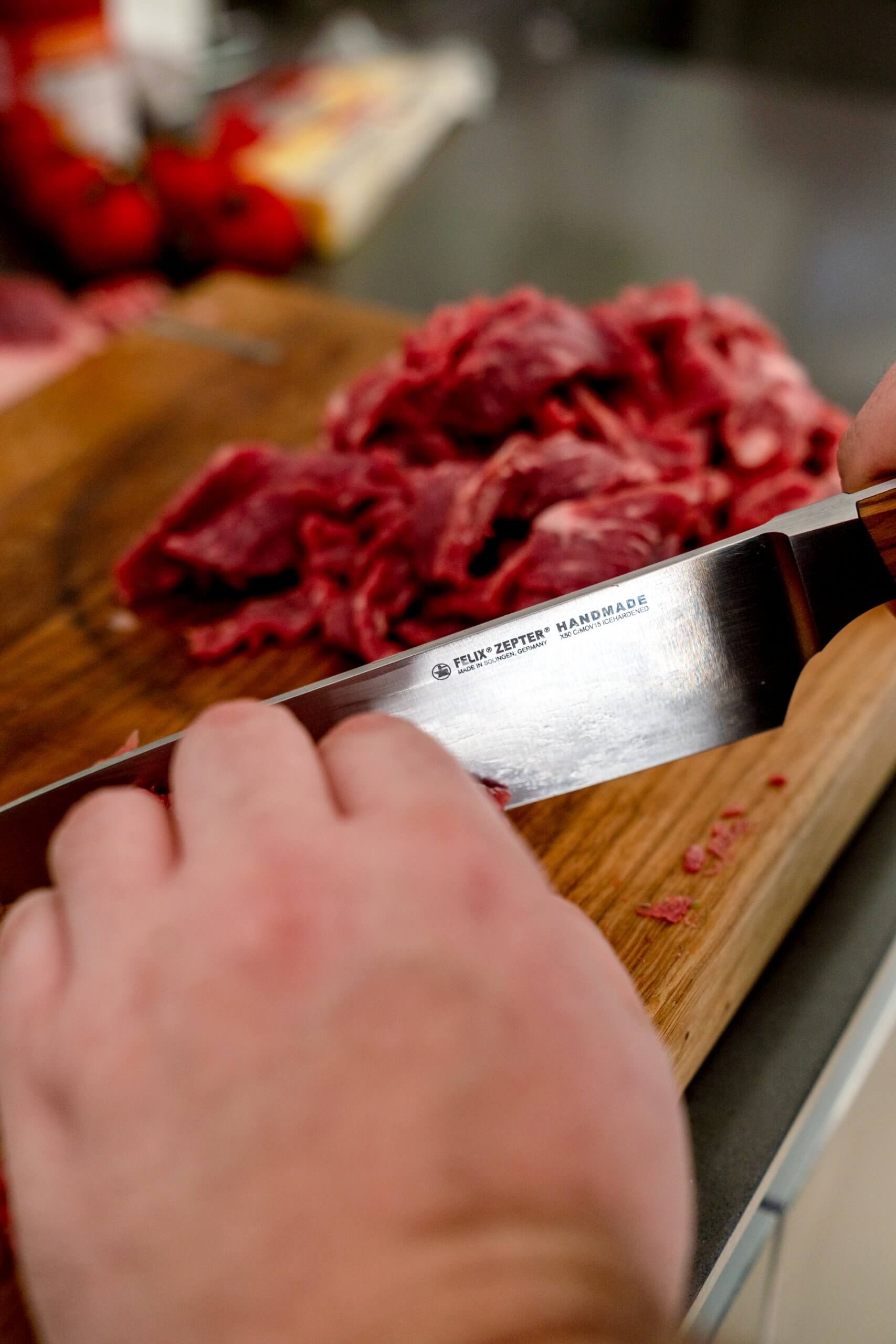 Achte darauf, das Fleisch sehr fein zu schneiden. Du wirst es uns beim Essen danken.