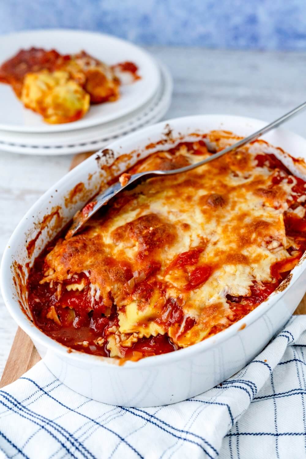 Wir haben das Ofengericht mit Tomatensoße gemacht, aber natürlich kann man auch eine Bechamelsoße dazu machen.