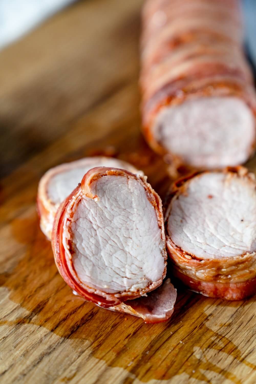 Bei uns kommt das Schweinefilet im Baconmantel ganz klar vom Grill, aber man kann es auch in der Pfanne machen.