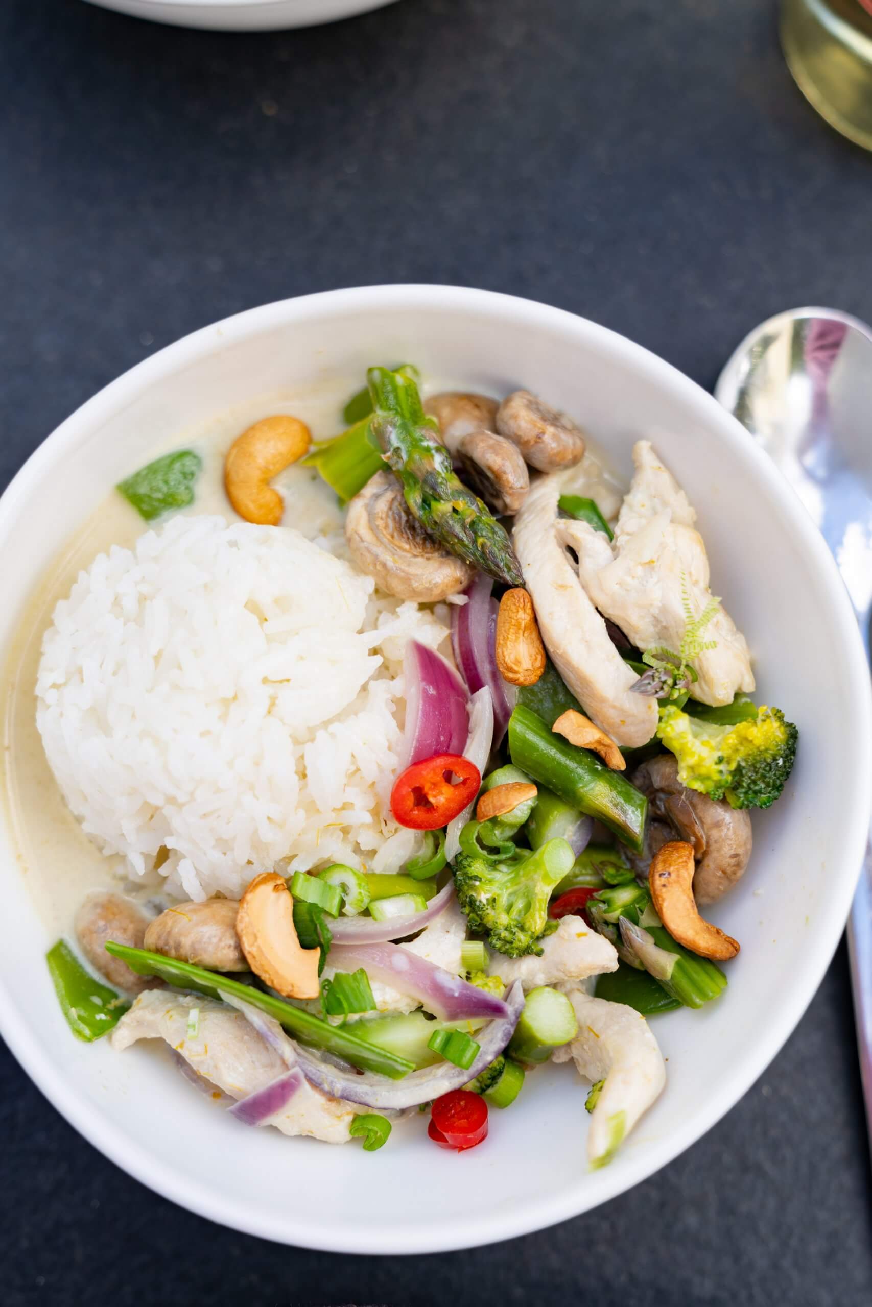 Für das Thai Curry wird eine grüne Currypaste als Grundlage genommen.