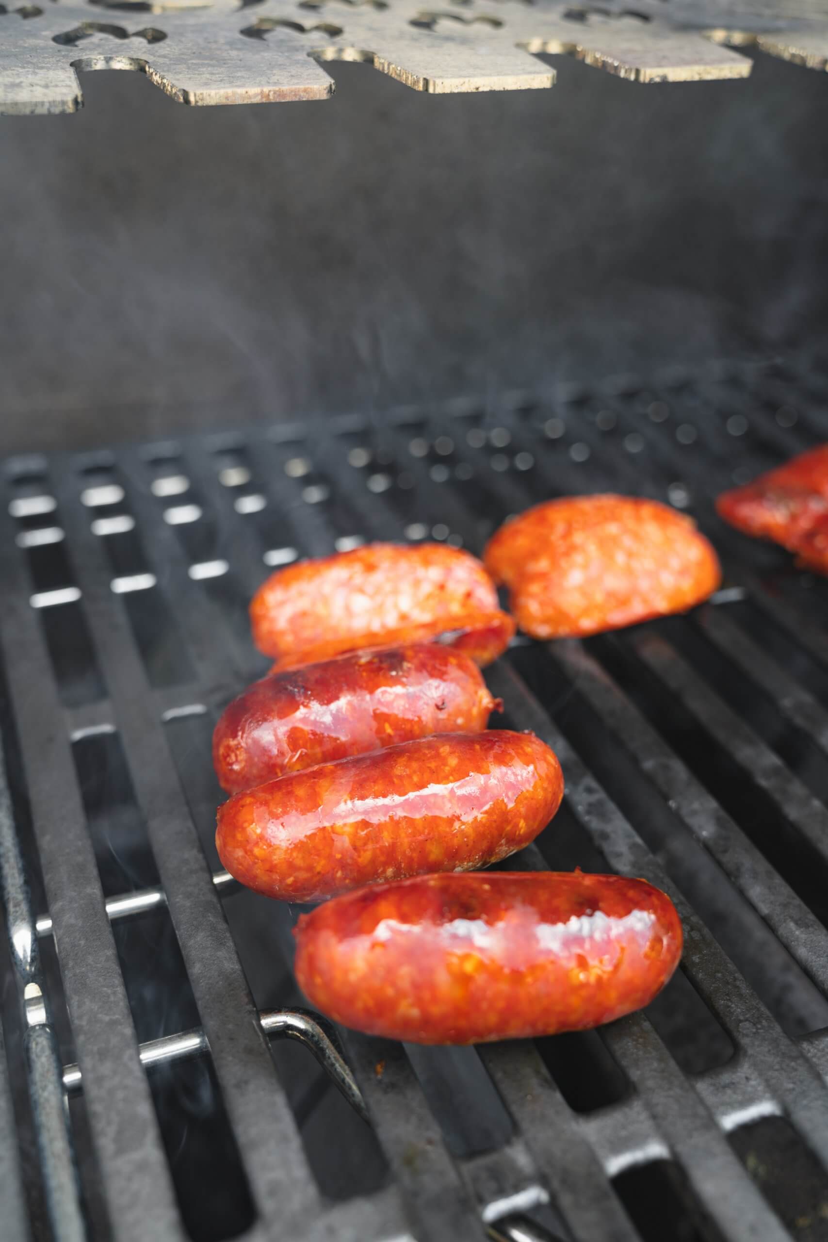 Vom Grill schmecken die Spicy Hot Dogs natürlich extra genial.