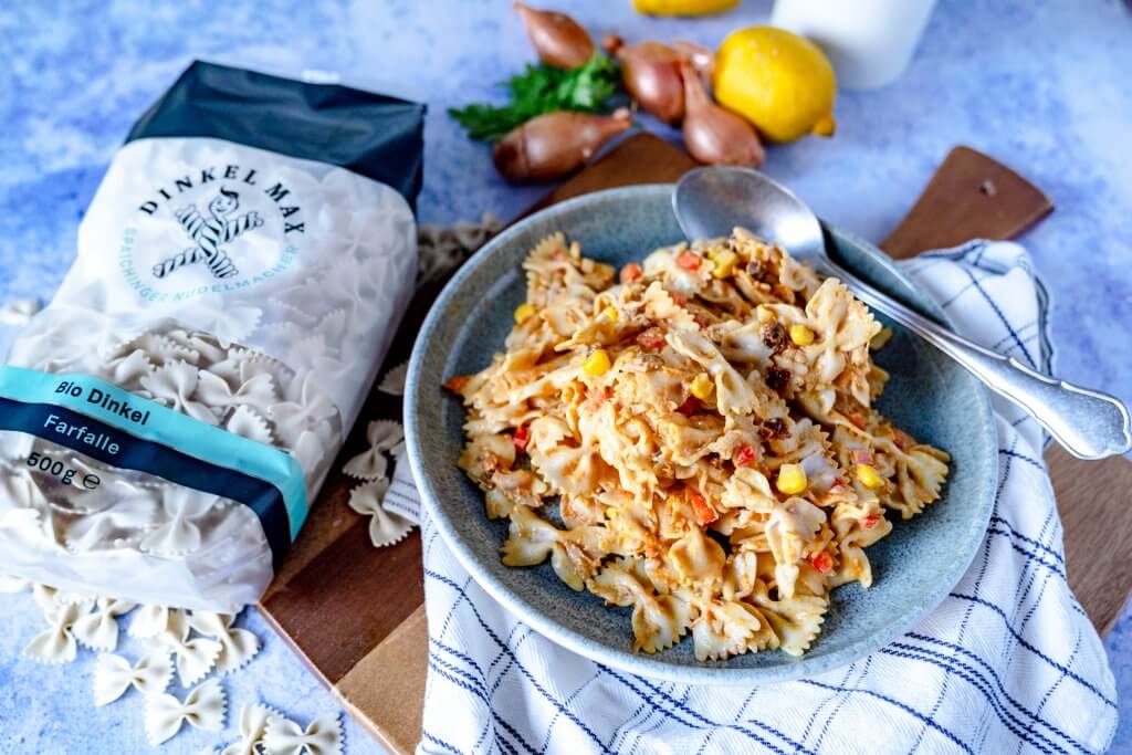 Nudelsalat mit Thunfisch schmeckt wirklich gut und bietet eine wundebare Variant zum klassischen Nudelsalat.