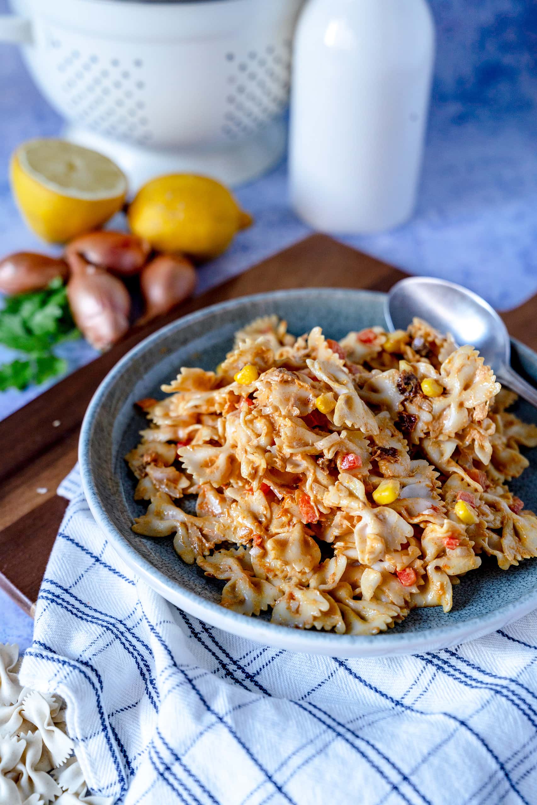 Natürlich kann man problemlos für diesen Salat Thunfisch aus der Dose verwenden.