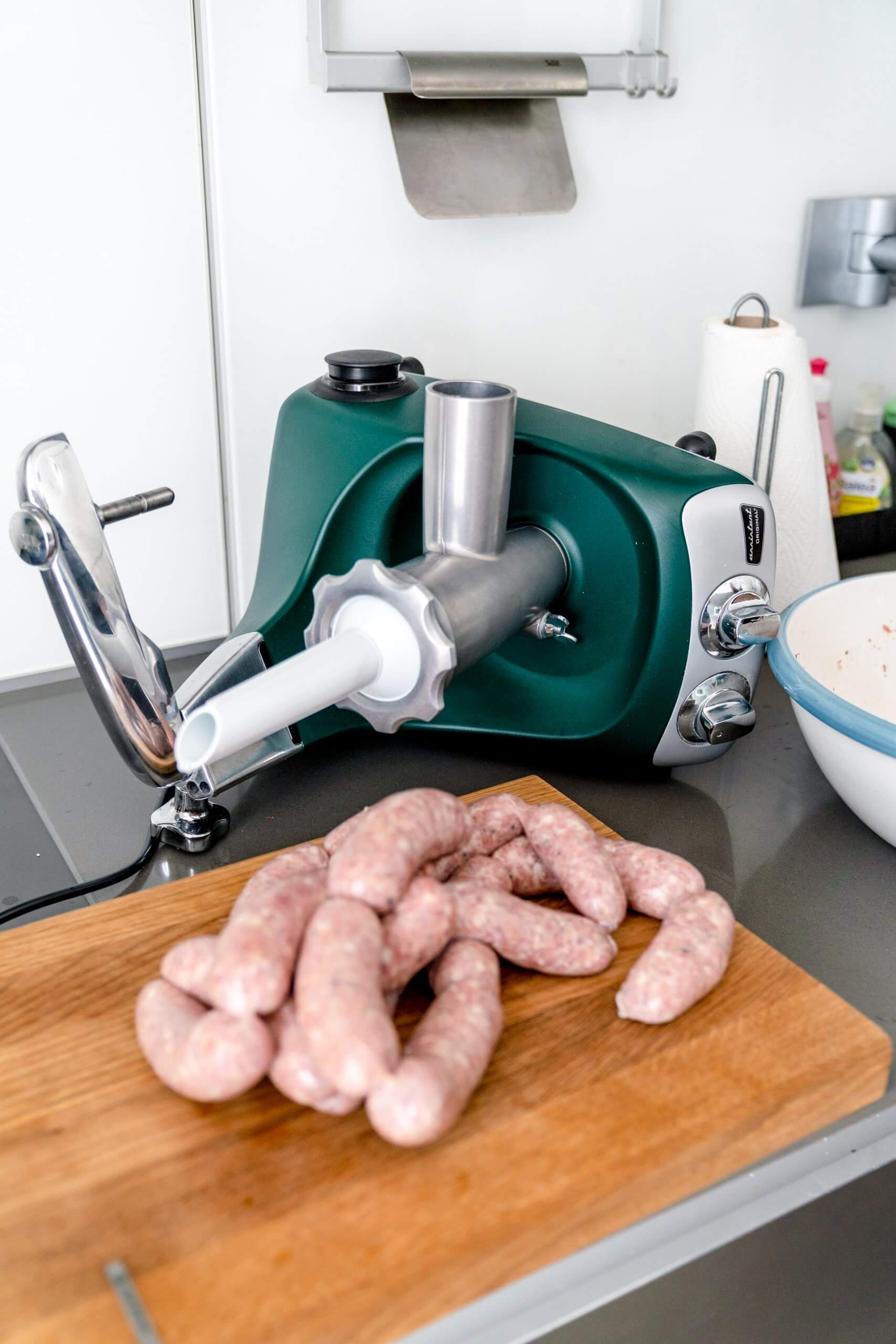 Es ist natürlich mehr Aufwand die Wurst selbst herzustellen, aber es lohnt sich auf jeden Fall.