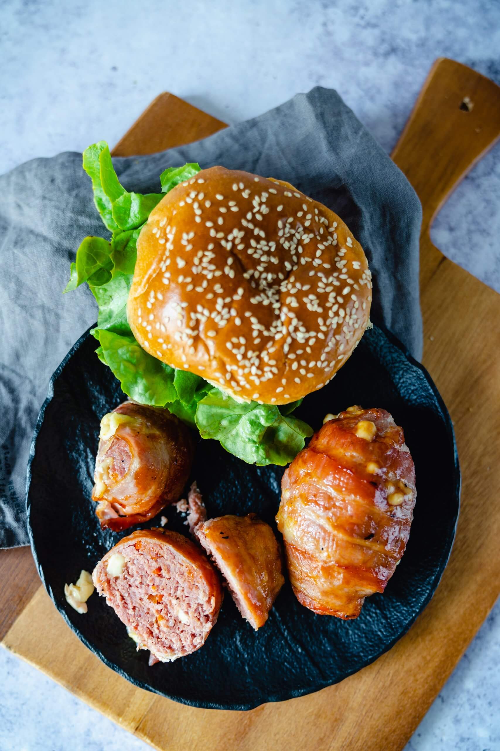 Ein leckeres Burgerbrötchen zu den Mini Bacon Bombs und schon wirds perfekt.