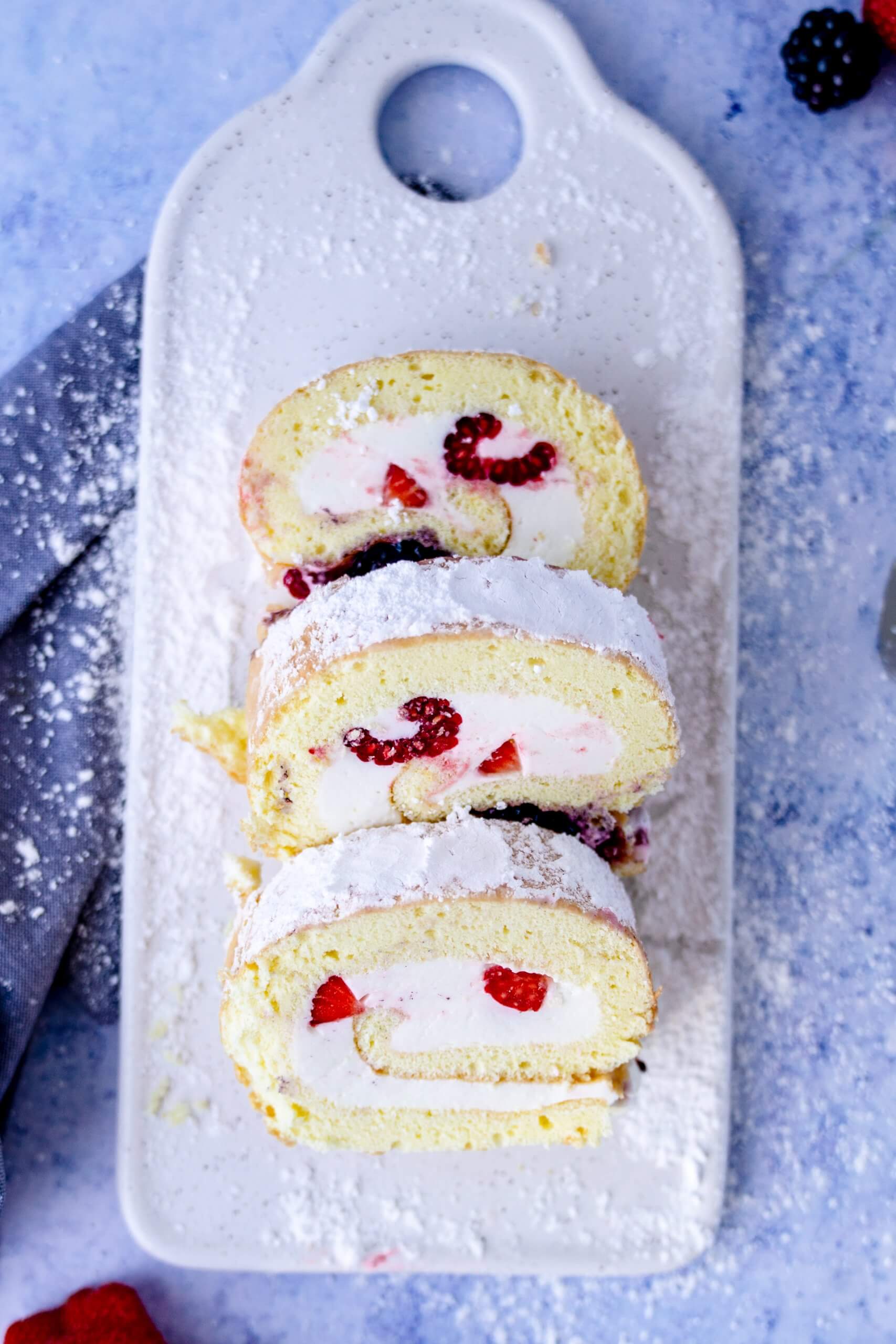 Für die Füllung der Biskuitrolle habe ich verschiedene Beeren genommen.