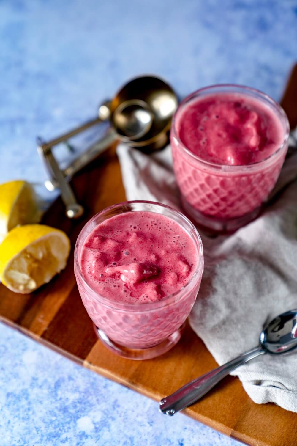 Mich fasziniert ja auch dieses Rotpinke des Cherry Frozen Joghurts. Ist ne hammer Farbe.