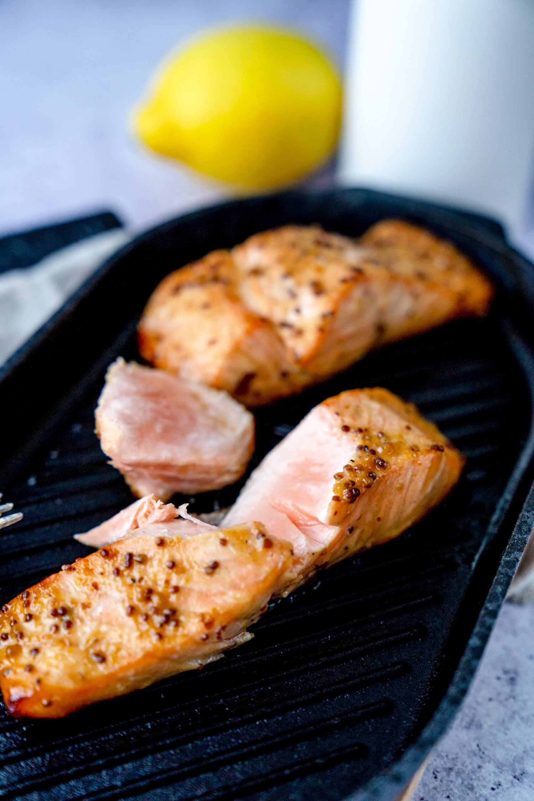Natürlich müsst ihr darauf achten, dass der Lachs durchgebacken ist. Perfekt ist er, wenn er innen noch leicht pink ist.