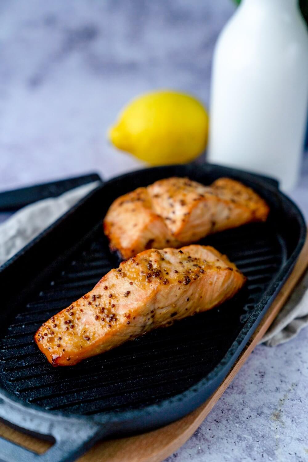 Lachs mit Honig-Senf-Marinade ist ein super-leckeres Gericht für alle Fischliebhaber und die, die es werden wollen.