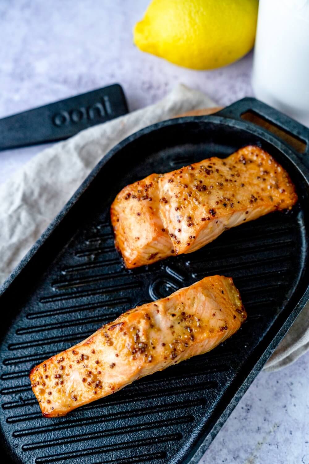 Der Lachs mit Honig-Senf-Marinade wird ganz einfach im Ofen gebacken.