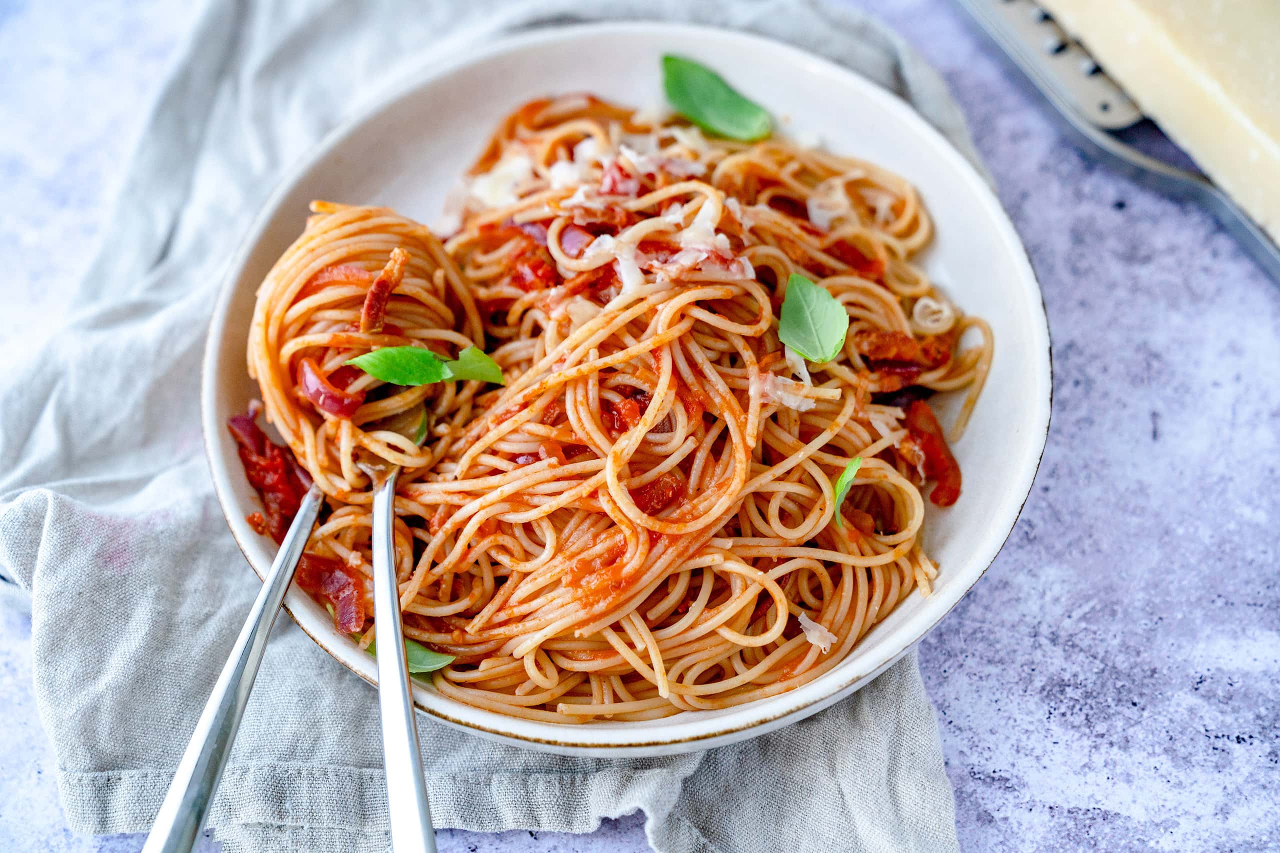 Ein paar frische Basilikumblätter rundet die Pasta Amatriciana wirklich ab.