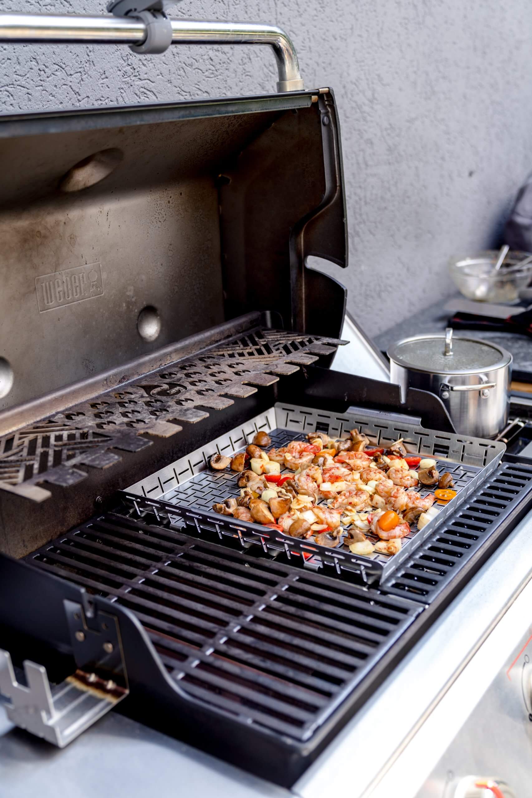 Das tolle an unserem Grill ist, dass es jede Menge Zusatzmaterial gibt, wie diese Grillpfanne.