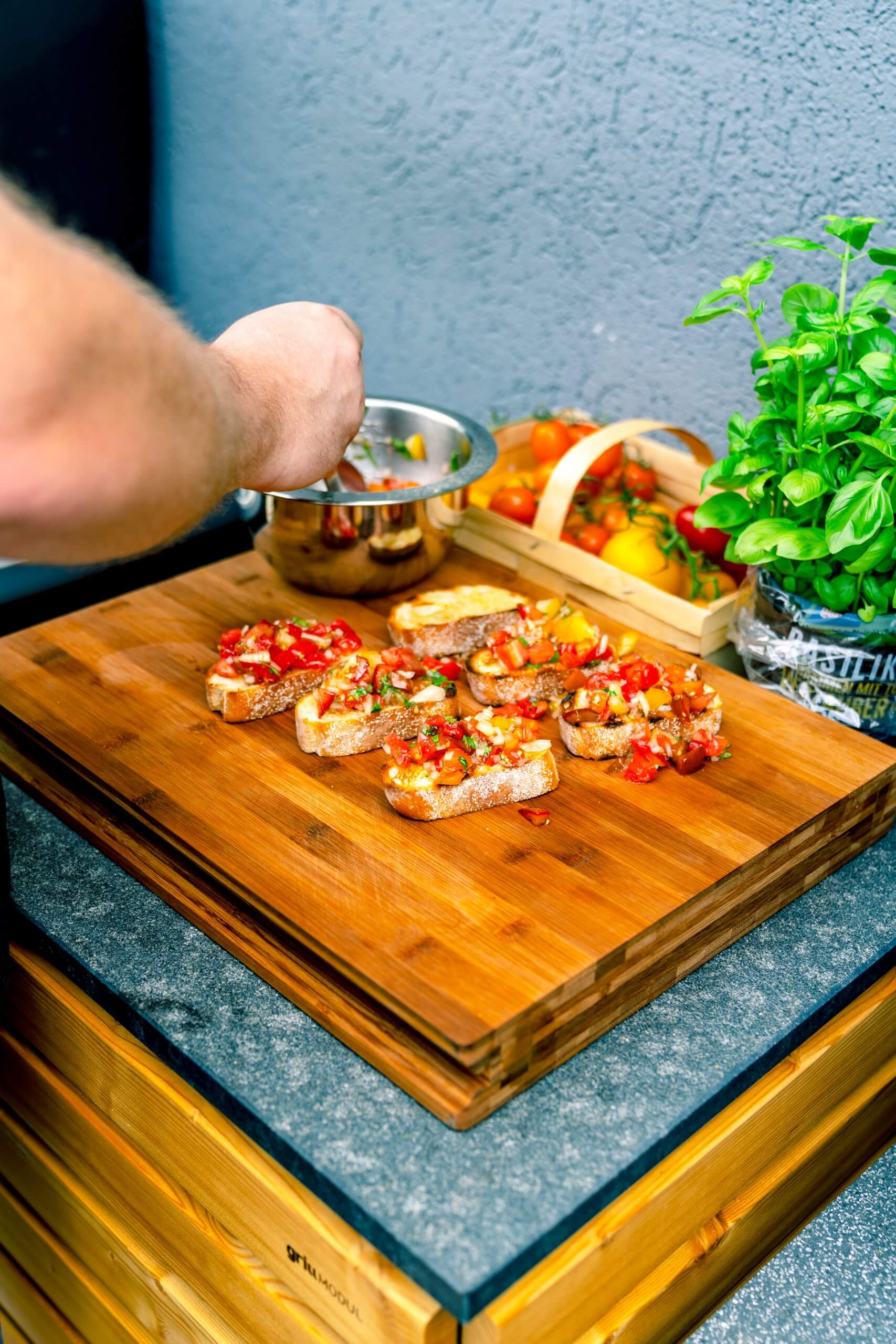 Bruschetta ist das perfekte Gericht für Tomaten aus dem eigene Garten.