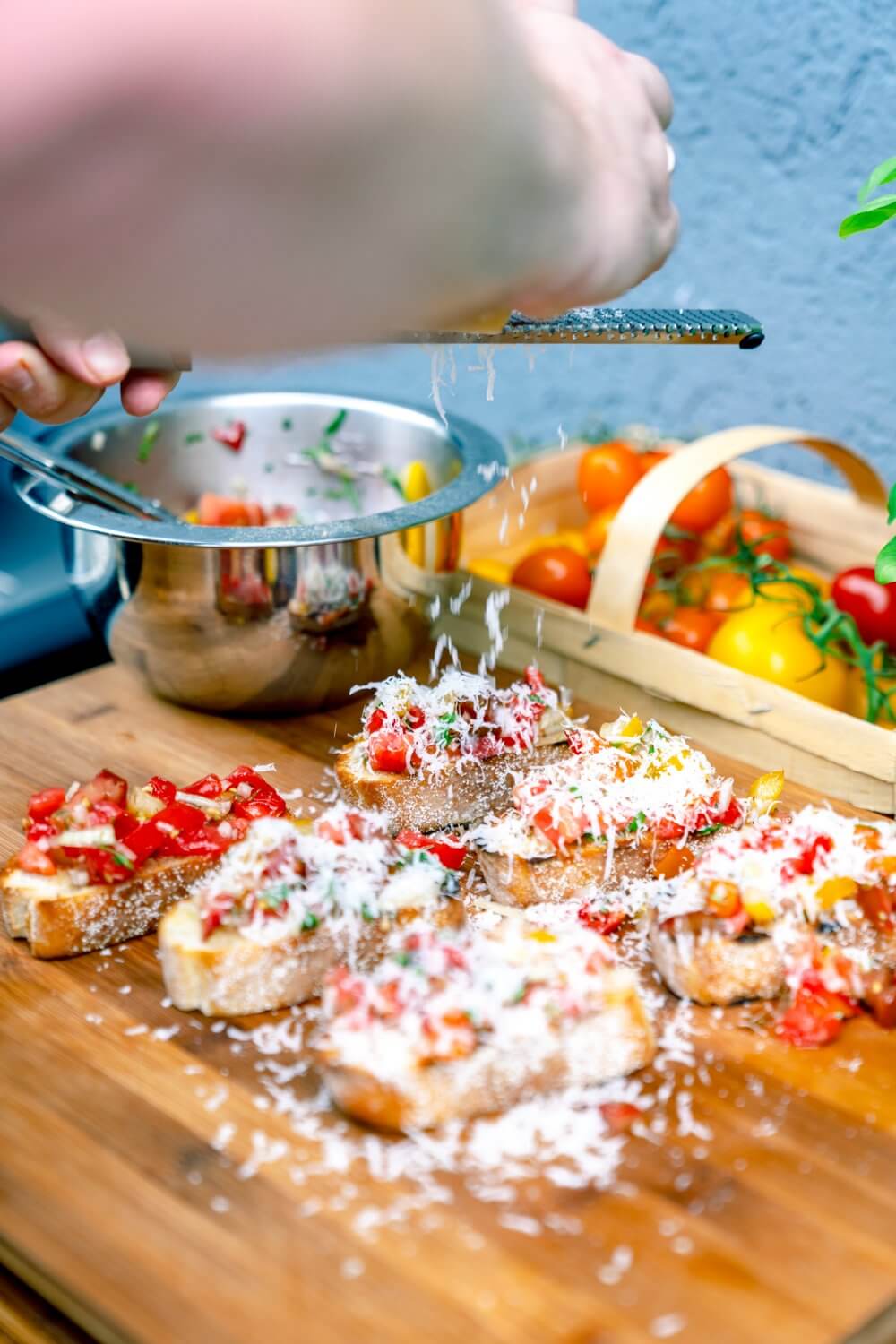 Parmesan darf bei Bruschetta nicht fehlen.