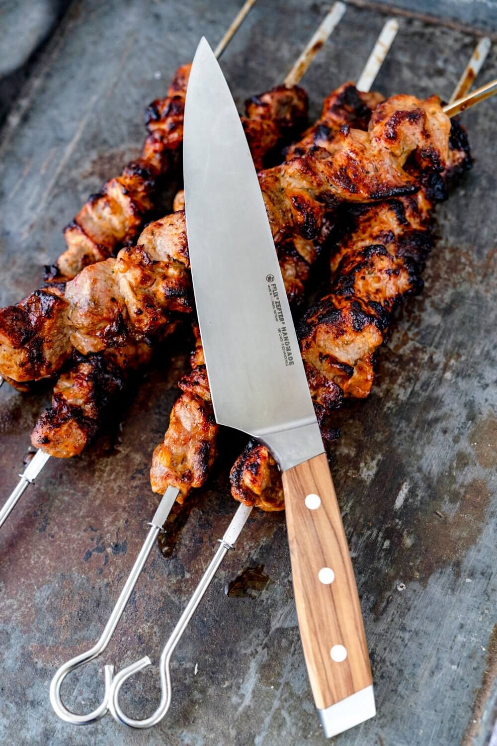 Mit einem super Messer ist es gleich einfacher, die perfekten Schaschlikspieße zu grillen.