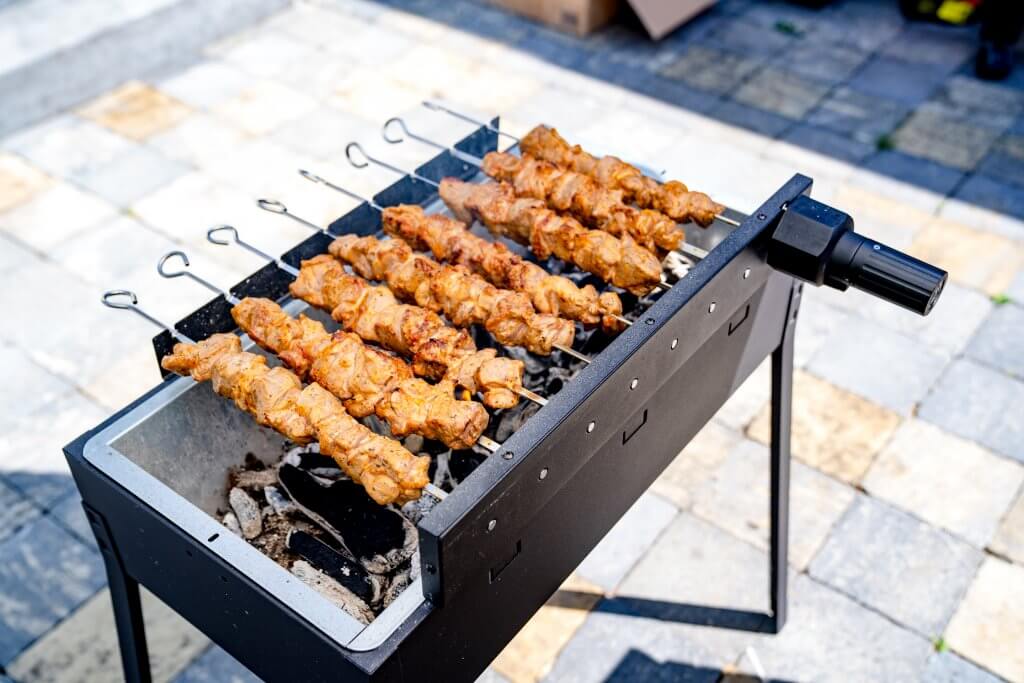 Am besten nutzt ihr für die Schaschlikspieße einen Holzkohlegrill.