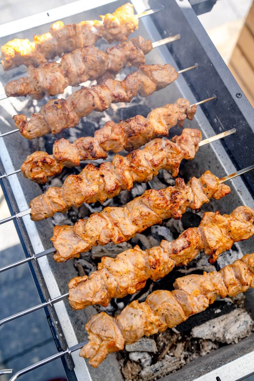 Wenn ihr die Möglichkeit habt, dass die Spieße hängen, dann ist das perfekt.