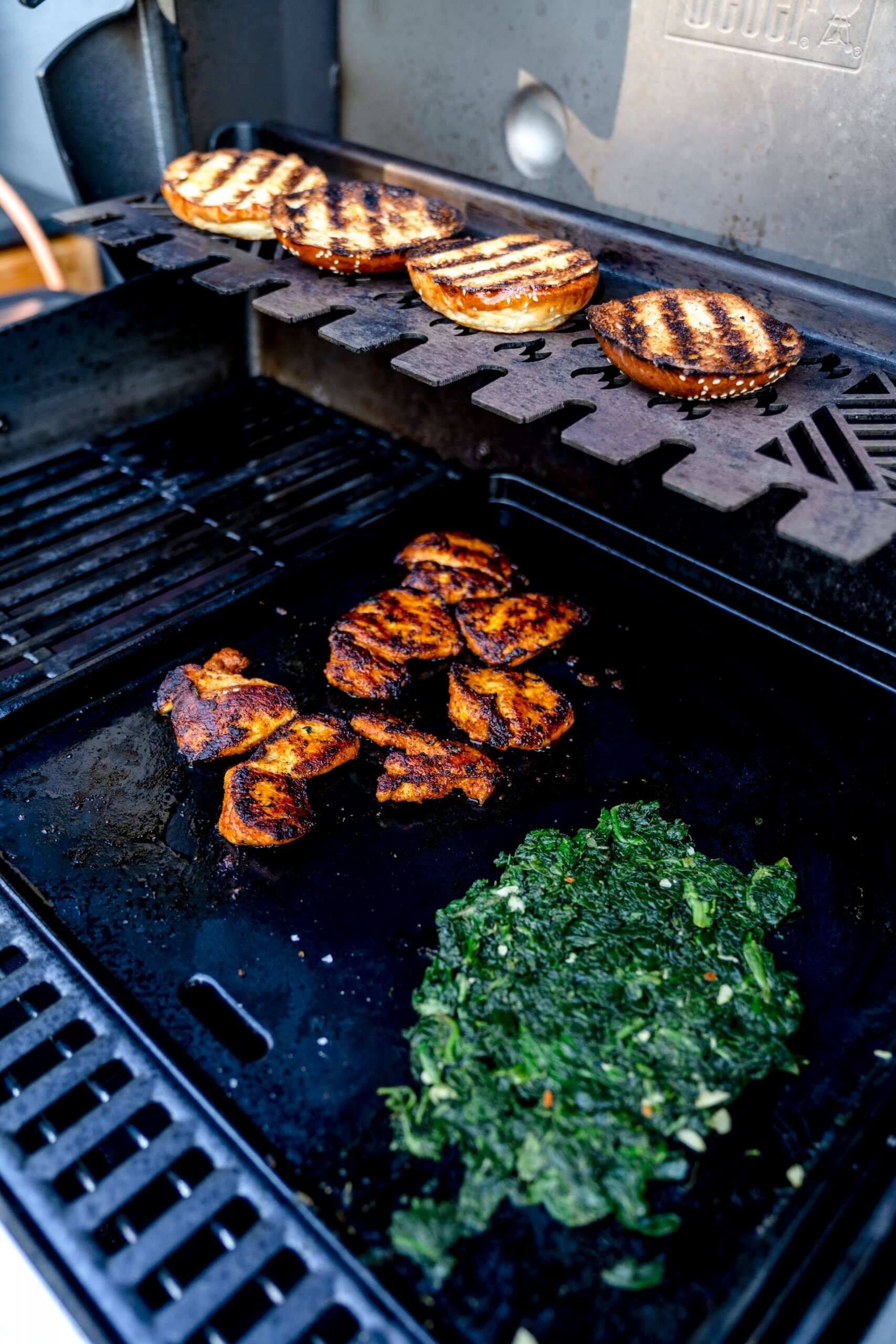 Wenn ihr den Spinat für den Chickenburger mit Knoblauch-Spinat auch auf dem Grill zubereitet, wird das Raucharoma verstärkt.