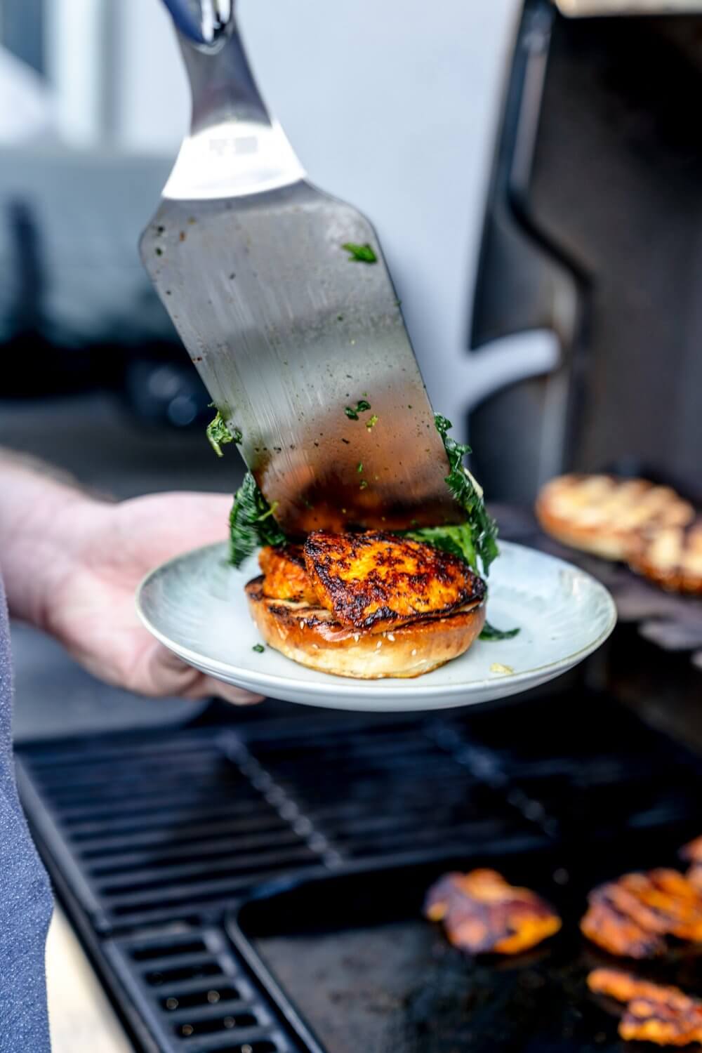 Es ist am einfachsten, wenn ihr frischen Spinat für den Chickenburger mit Knoblauch-Spinat nehmt.