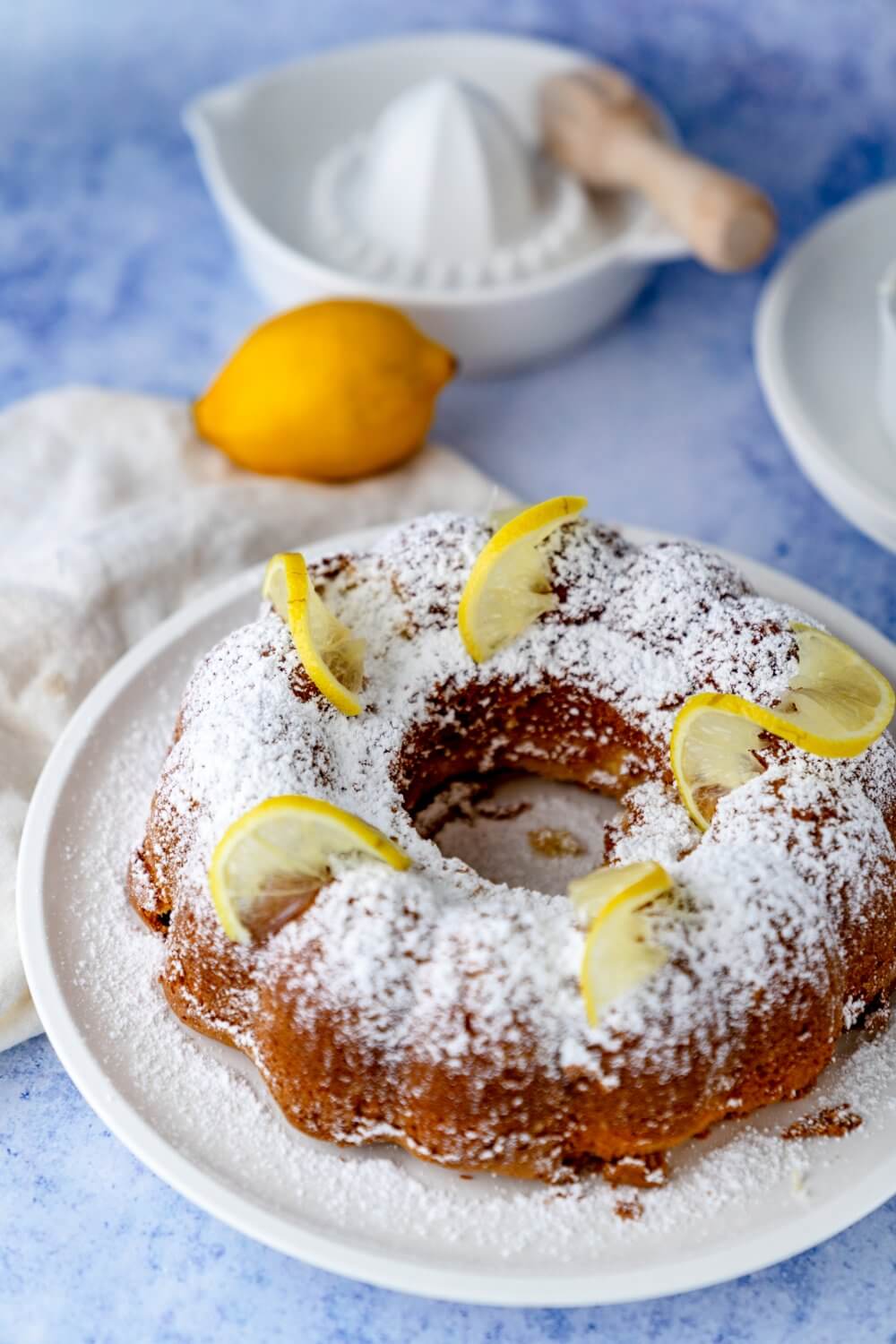 Der Zitronenrührkuchen ist Sommer in gebackener Form.