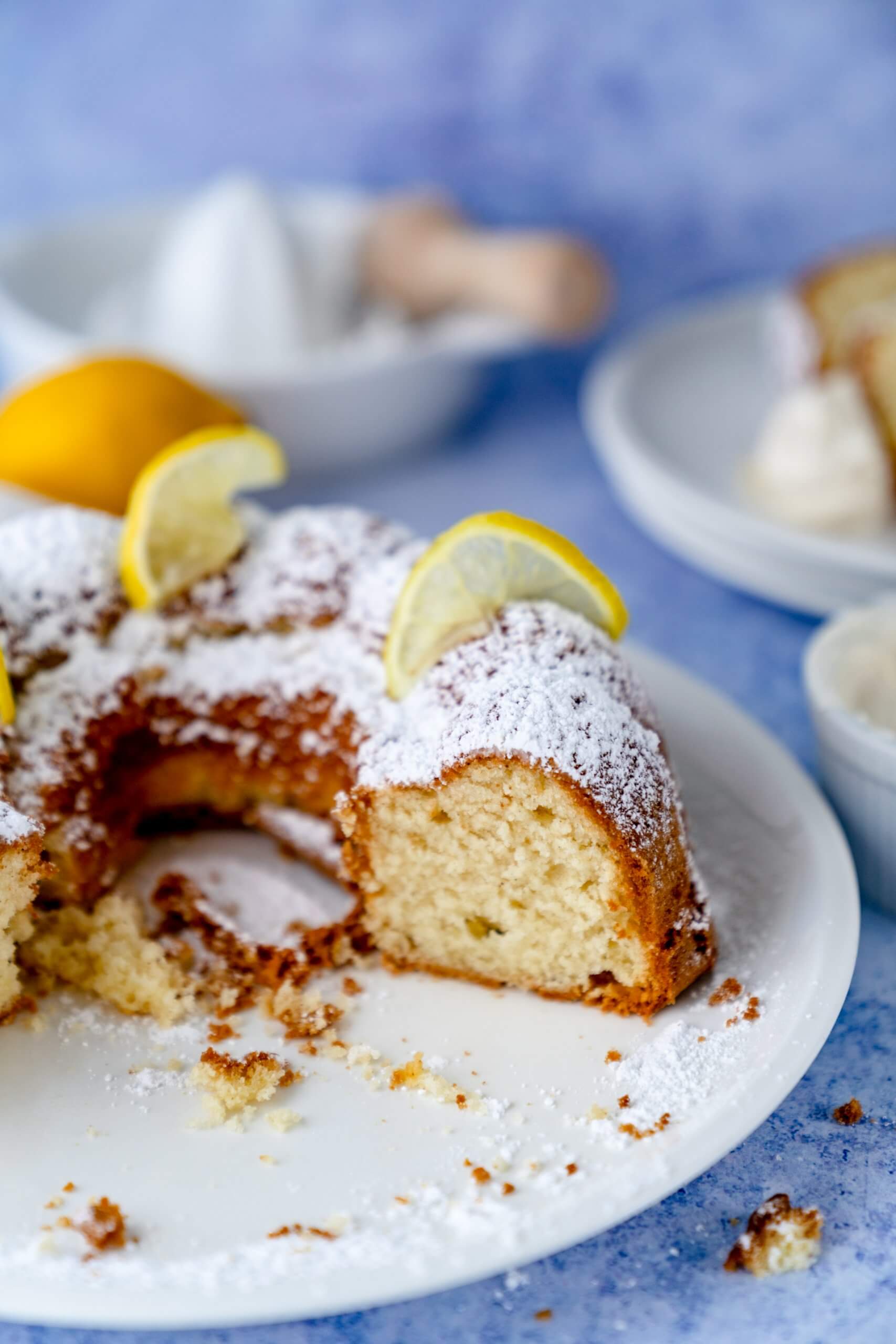 Die Schwierigkeit beim Zitronenrührkuchen ist, dass er nicht zu trocken wird.