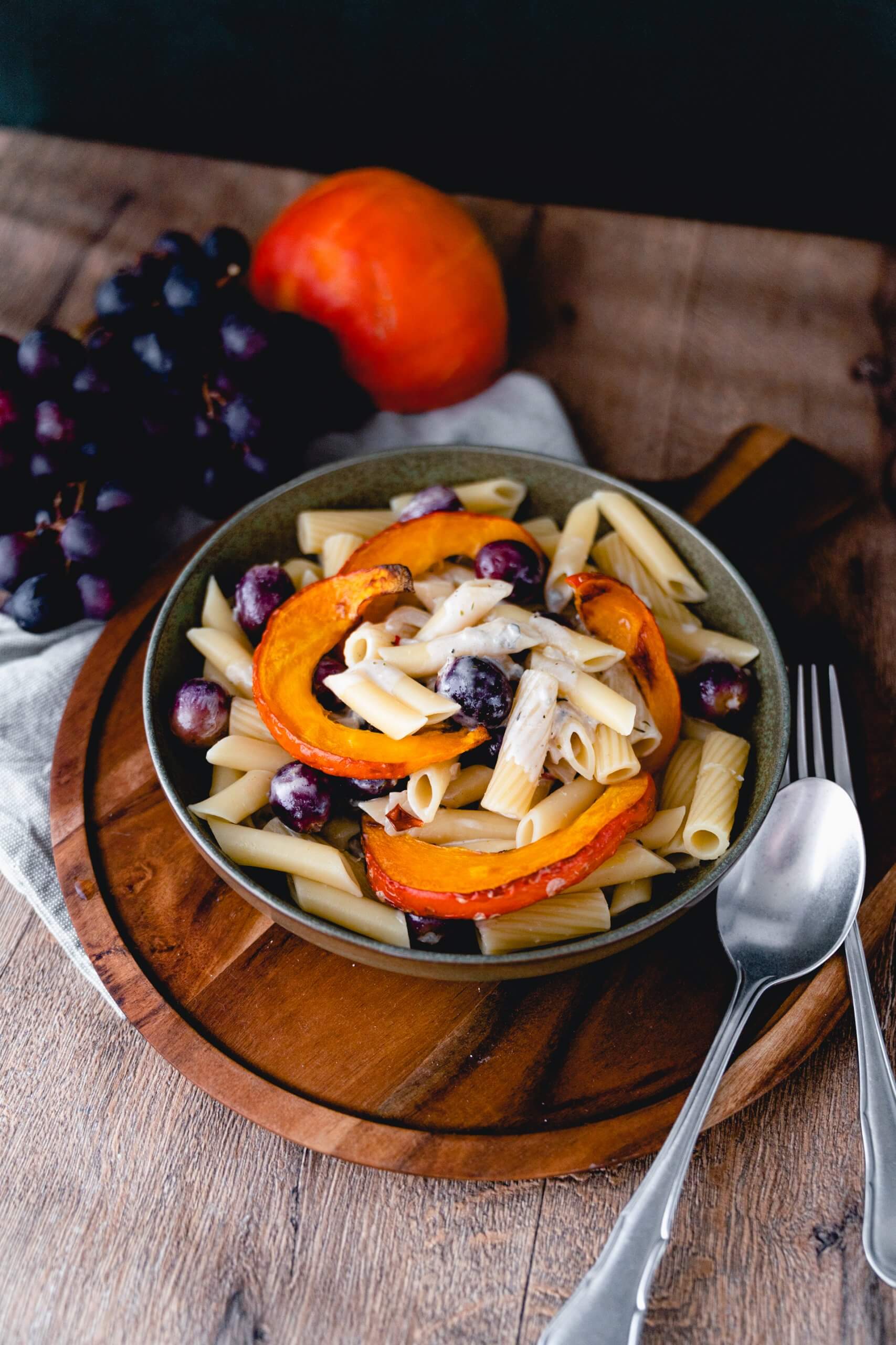 Zu den Nudeln mit Kürbis passt die trauben-Gorgonzola-Soße perfekt.
