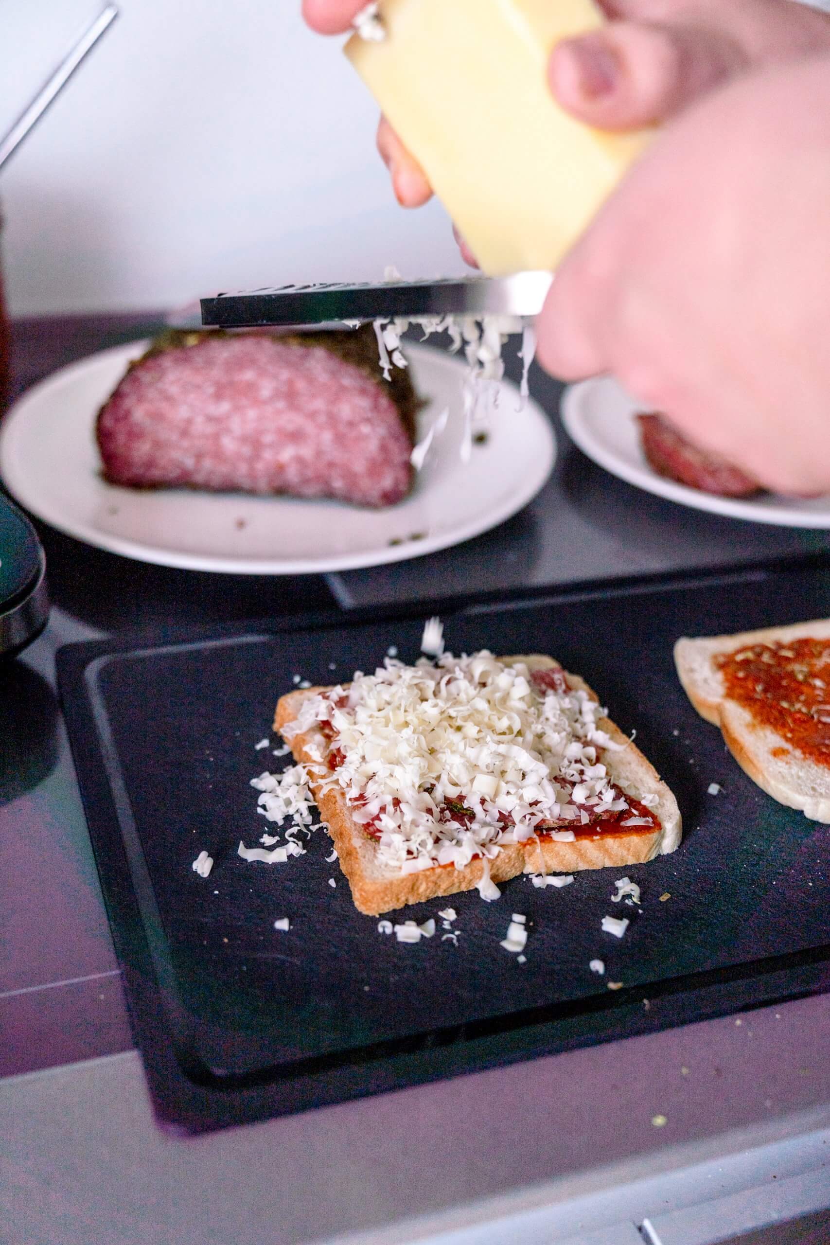 Bei den Pizzataschen darf frischer Käse natürlich nicht fehlen.
