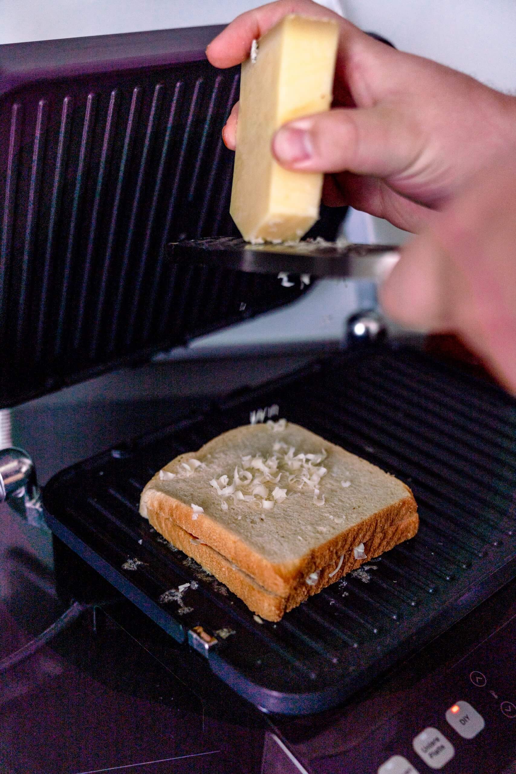 Auch Außen kommt noch mal eine Schicht Käse hin.