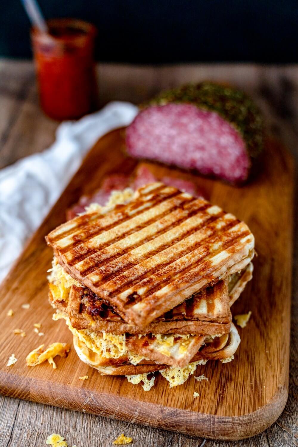 Unsere Pizzataschen, auch Sandwichtoast genannt, sind ein schnelles und leckeres Essen.