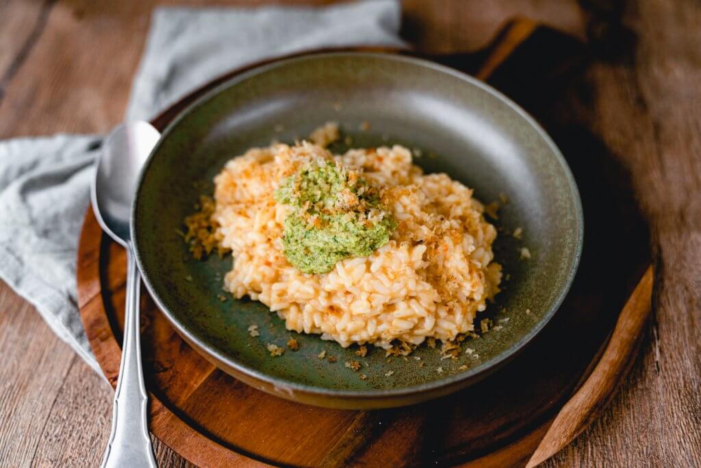 Abgerundet haben wir unser veganes Risotto mit einem Klecks Pesto.