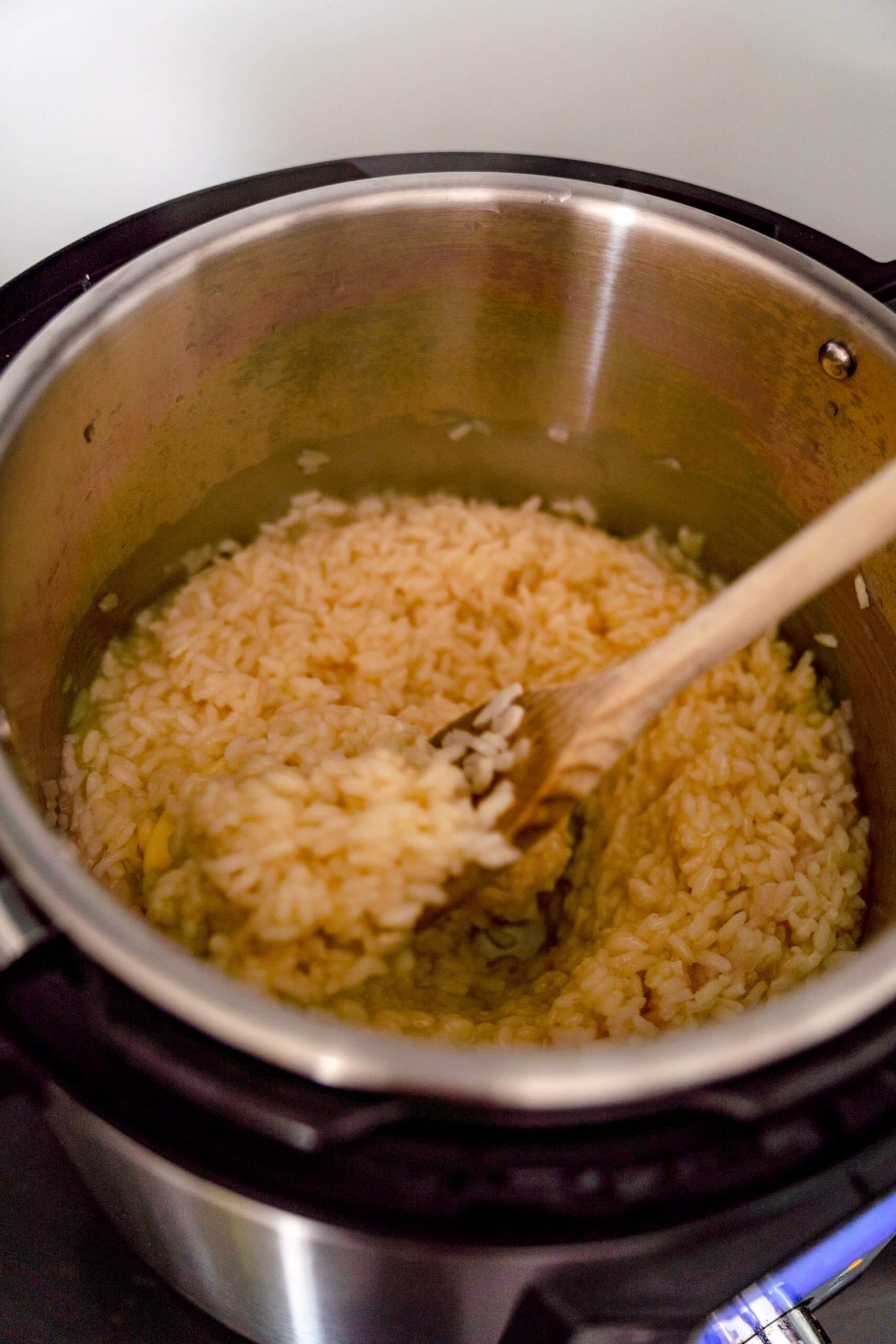 Das vegane Risotto wird ganz fantastisch cremig darin.
