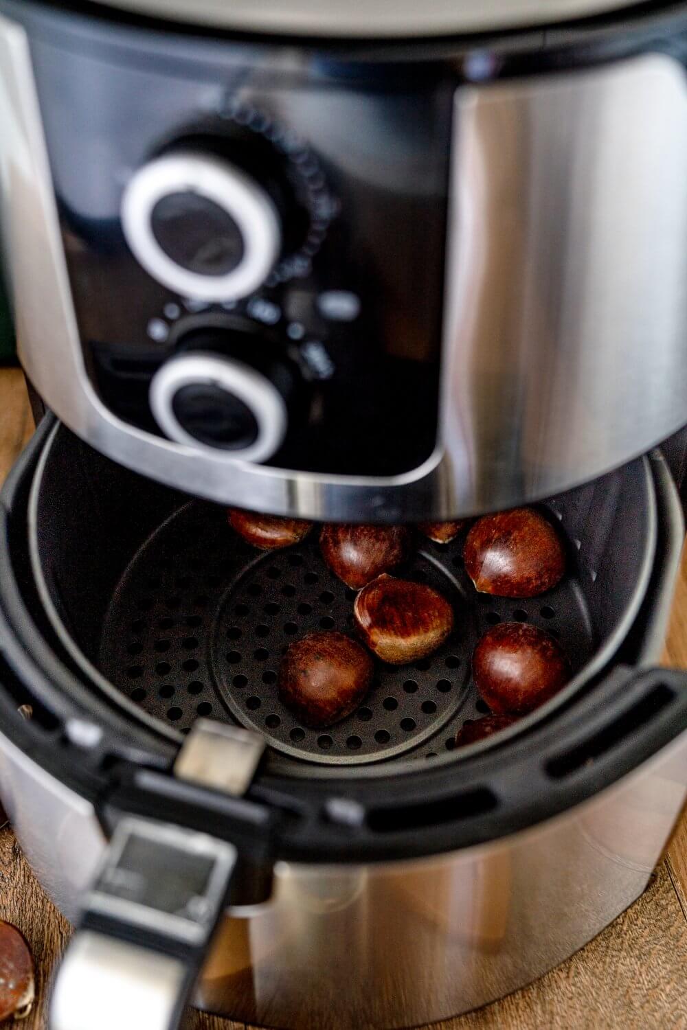 Wir haben unsere heißen Maronen diesmal im Airfryer gemacht und es ist super.