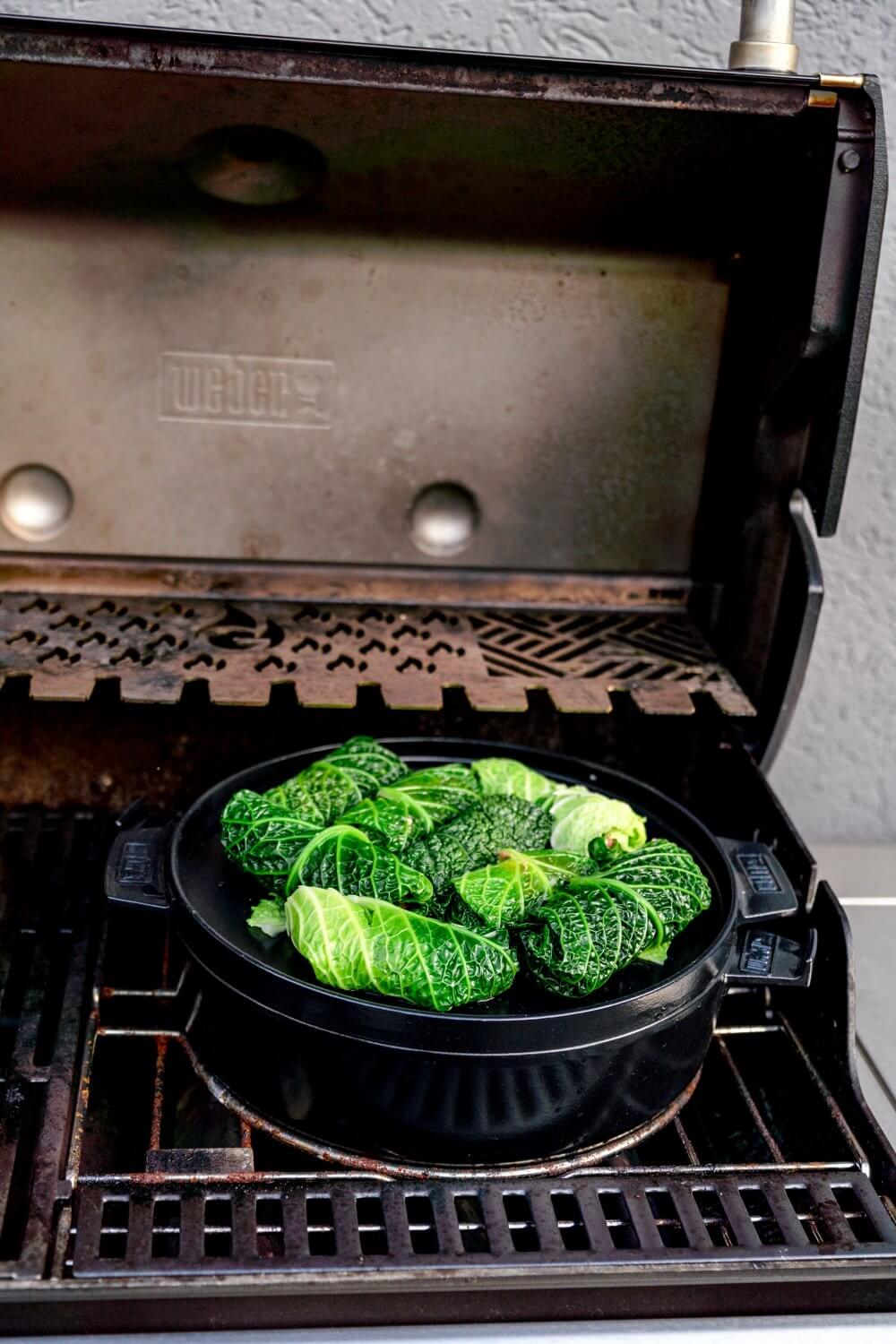 Ein Dutch Oven ist auch im Winter was Feines, da man ihn super auf dem Grill benutzen kann.
