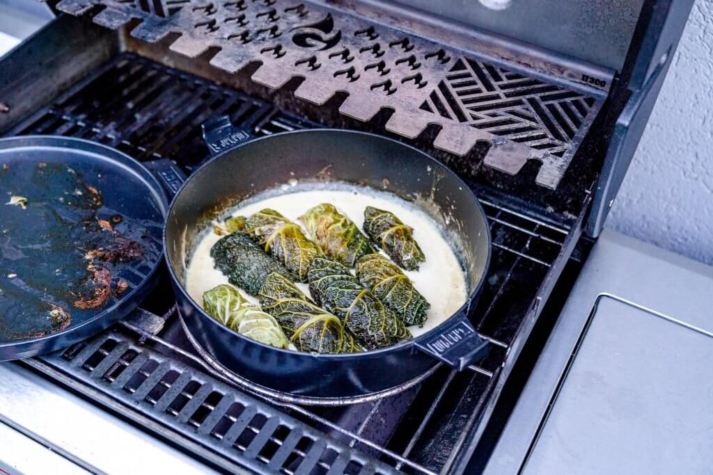 Die Wirsingrouladen schmoren im Dutch Oven richtig schön vor sich hin.