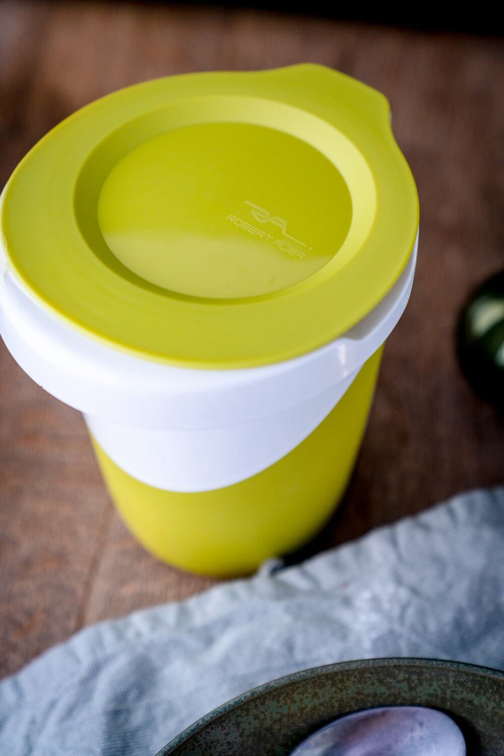 Die richtige Tupperware ist für das Apfeldessert auf jeden Fall nötig.